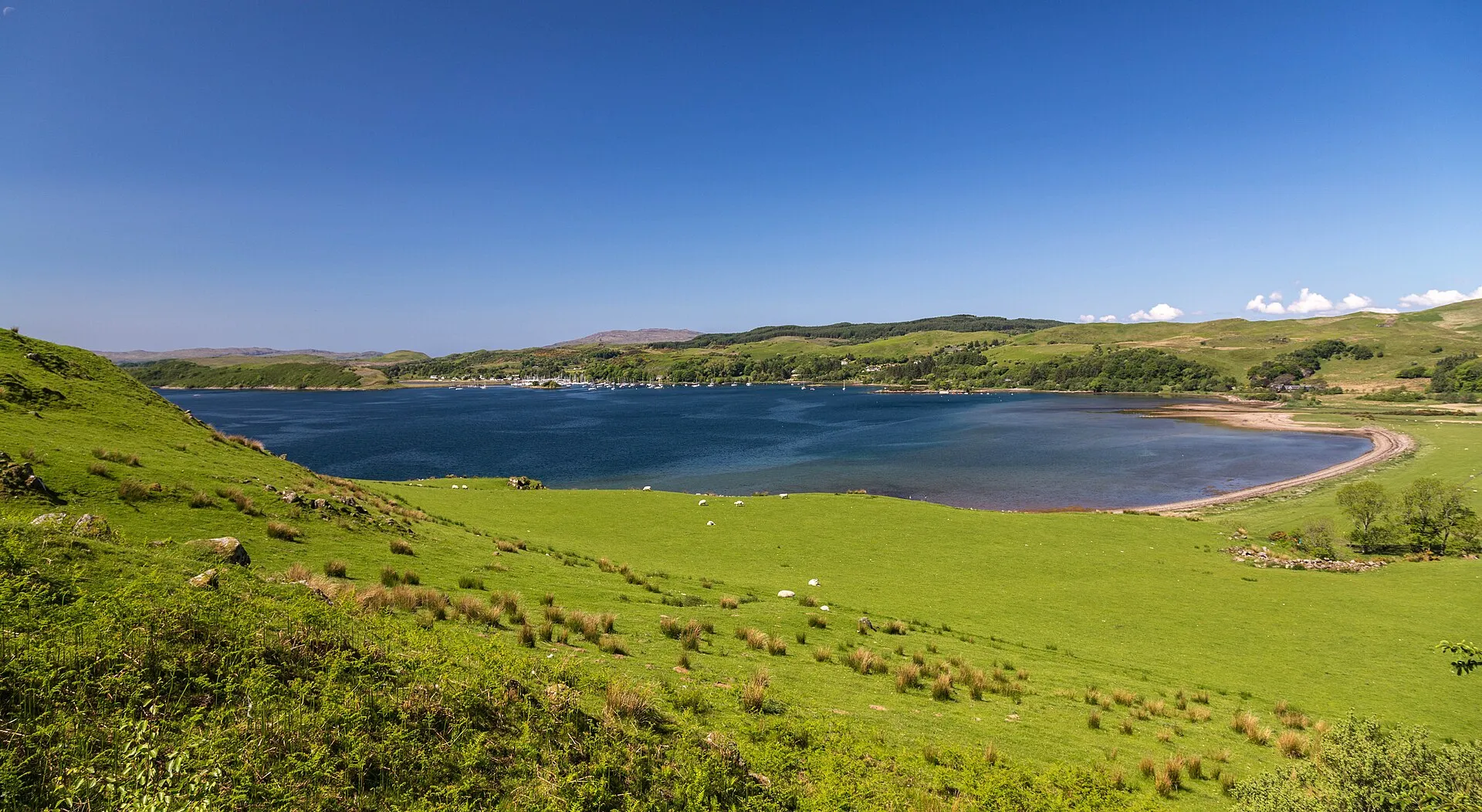 Weite Bucht des Loch Craignish an der schottischen Westküste mit Inseln und Hügeln