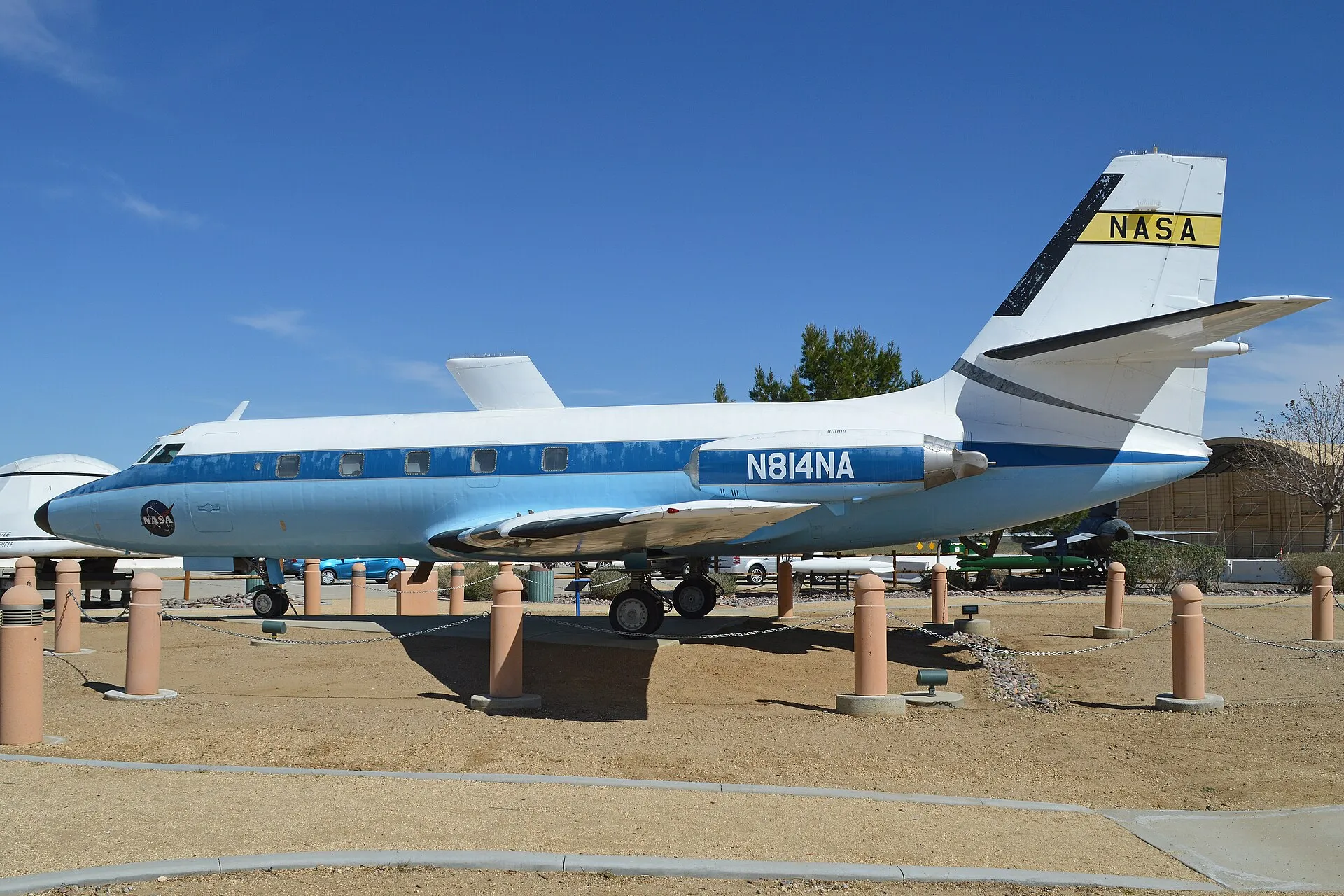 Blau-weißer Lockheed JetStar der NASA mit vier Hecktriebwerken, im Freien ausgestellt