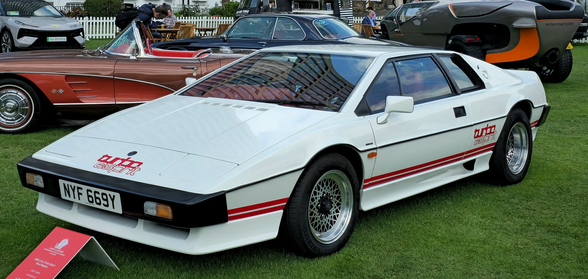 Weiße Replik eines Lotus Esprit Turbo in Bond-Filmlackierung