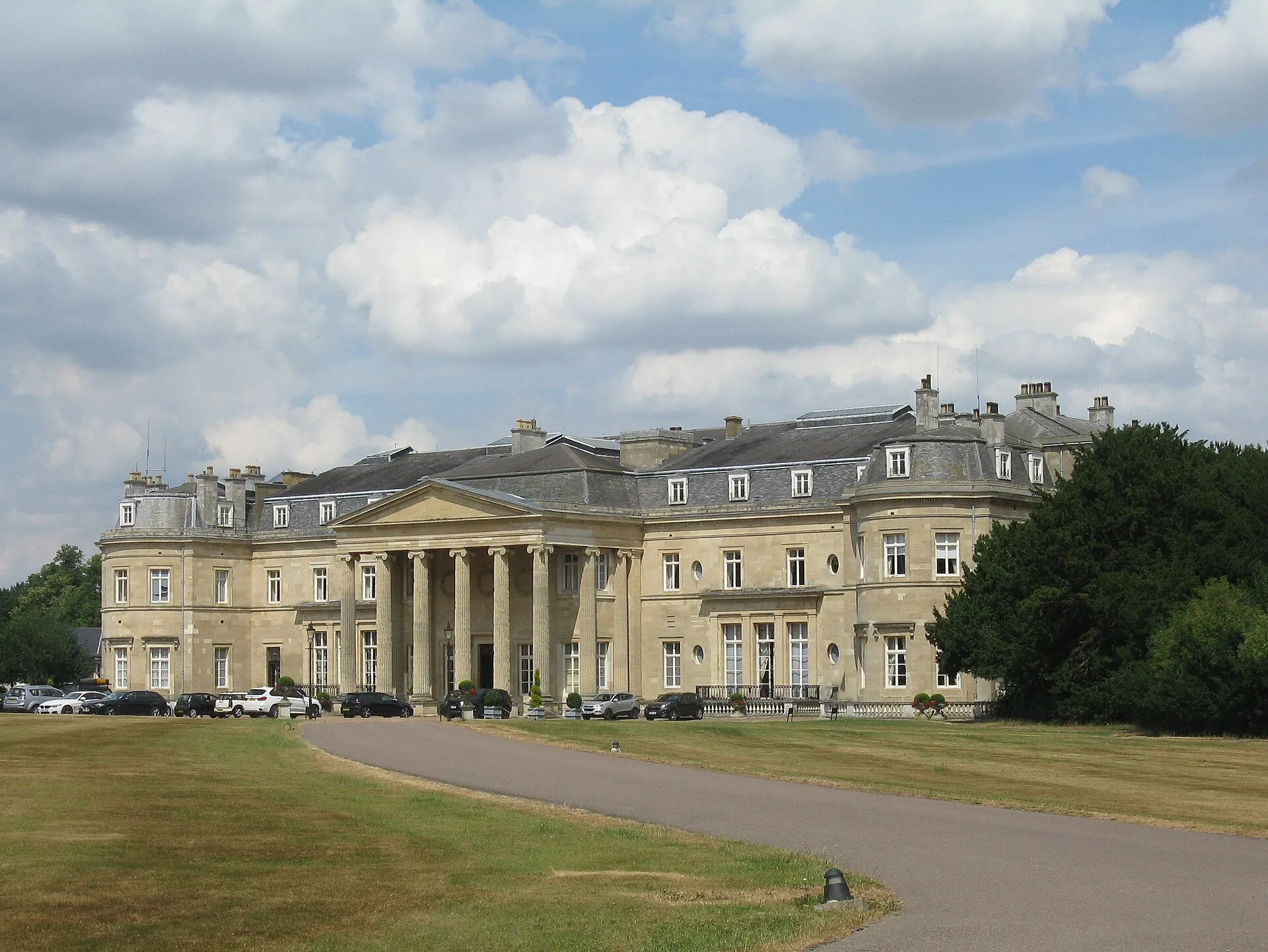 Luton Hoo mit heller klassizistischer Fassade hinter einer Rasenfläche