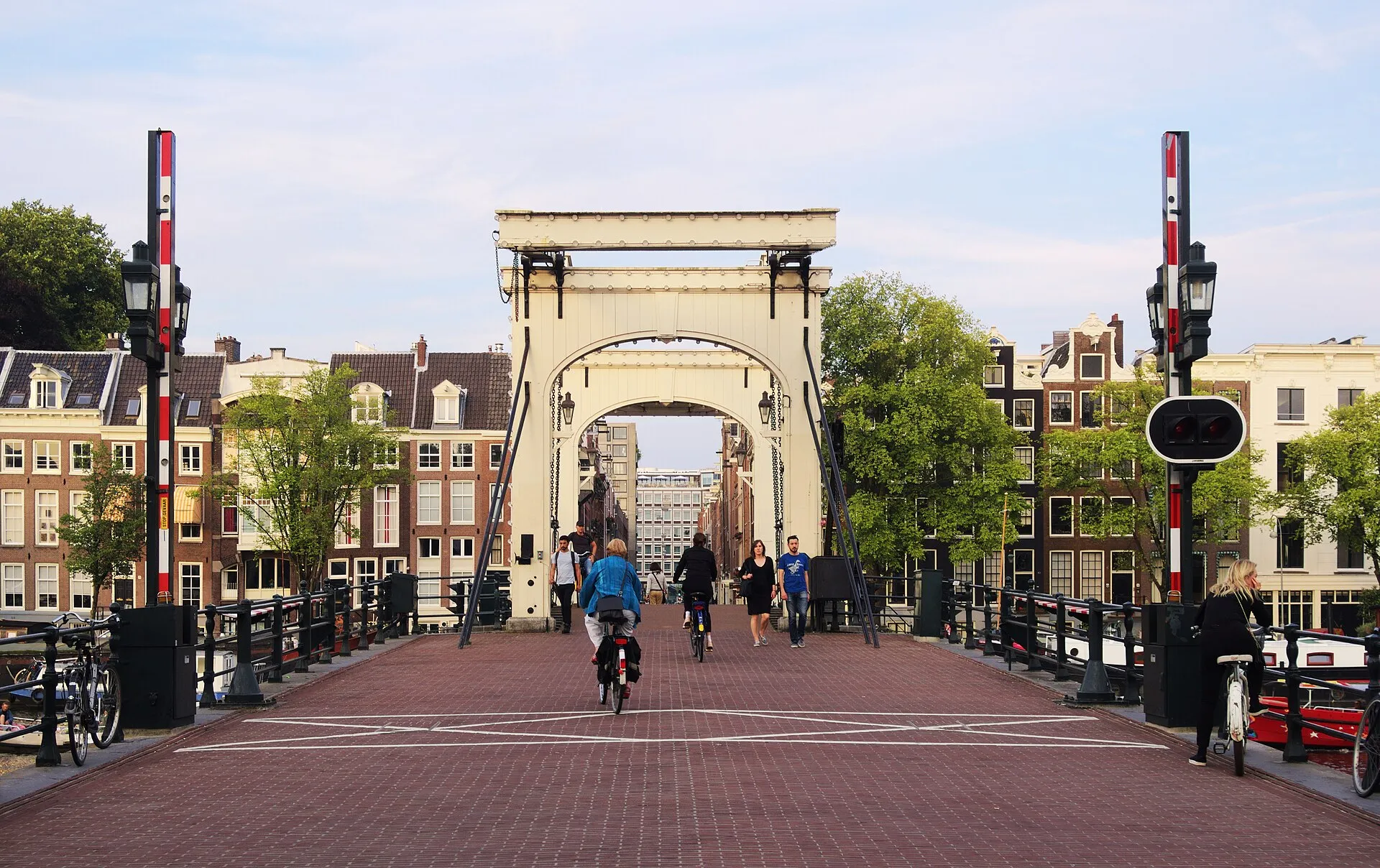 Die weiße hölzerne Klappbrücke Magere Brug über die Amstel in Amsterdam