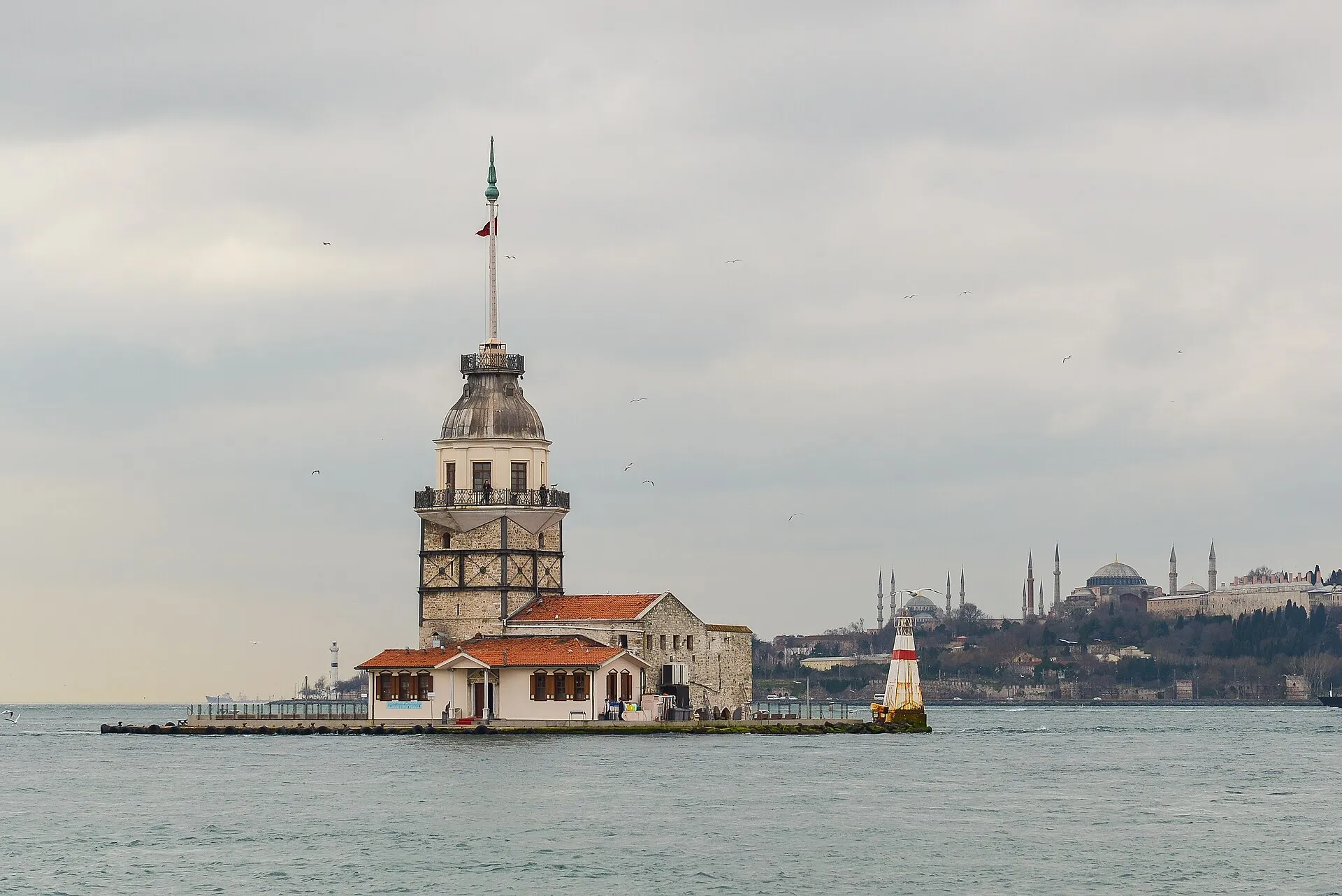 Leanderturm auf einer kleinen Insel im Bosporus vor Istanbul