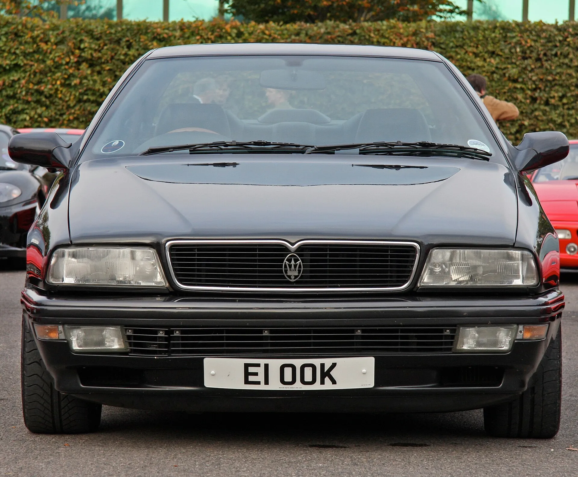 Schwarzer Maserati Quattroporte IV von vorn