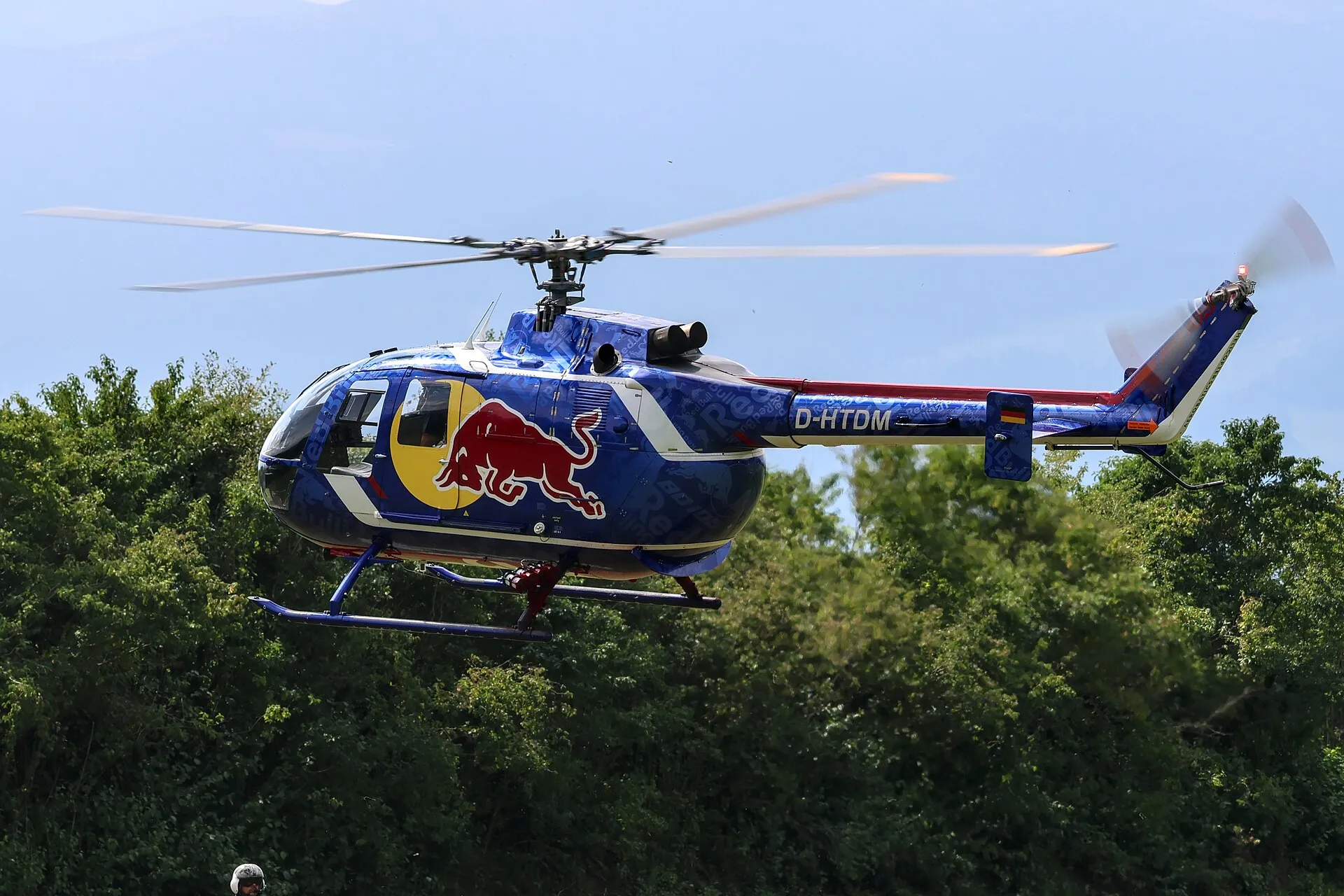 Kunstflug-Hubschrauber MBB Bo 105 der Flying Bulls im Flug