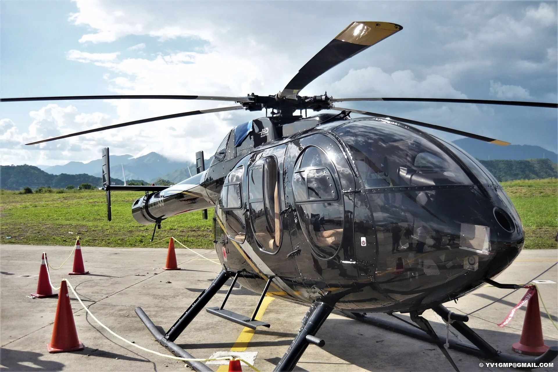 Schwarzer MD-600N-Leichthubschrauber mit NOTAR-Heckausleger auf einem Flugplatz