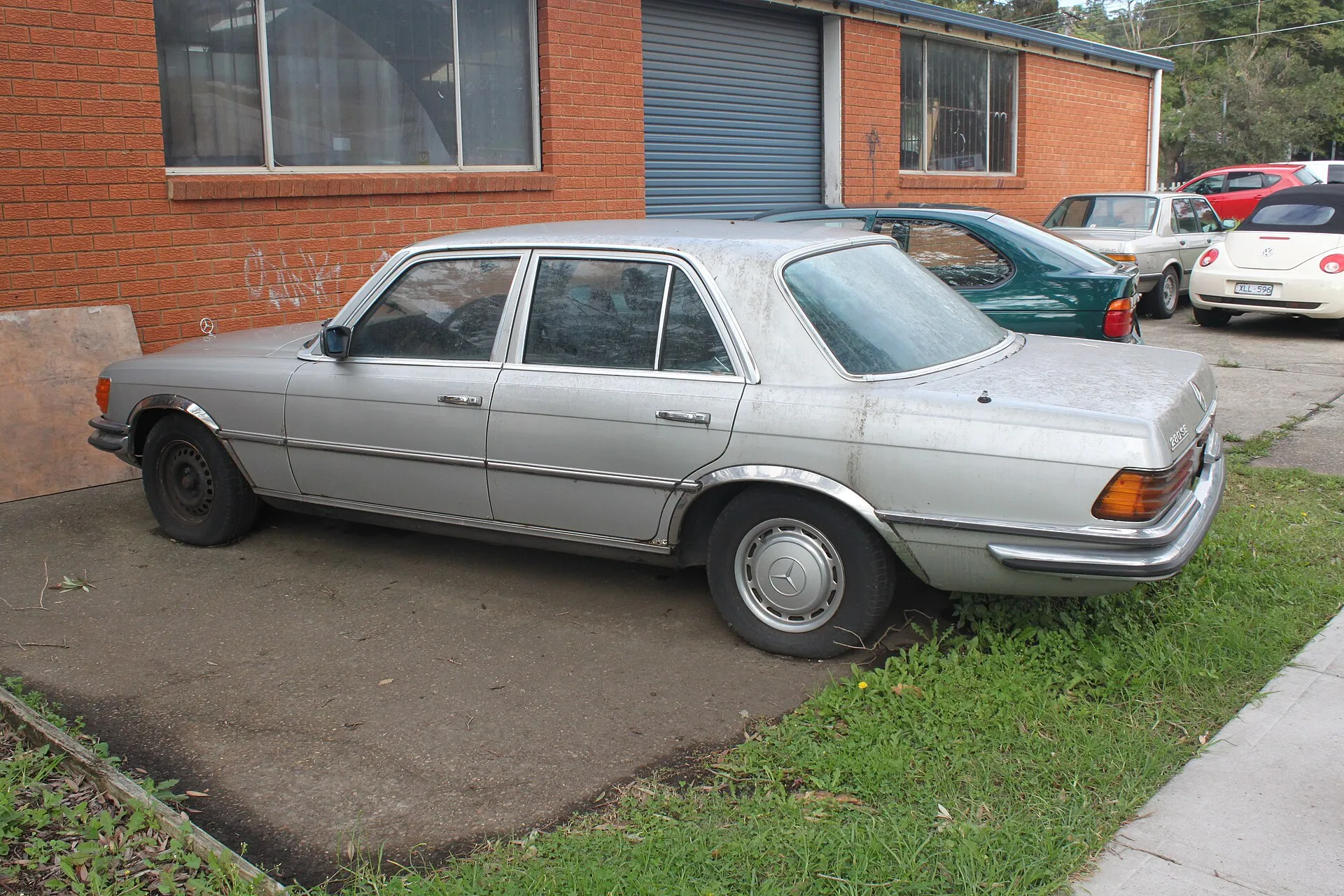 Silberner Mercedes-Benz 280 SE der Baureihe W116