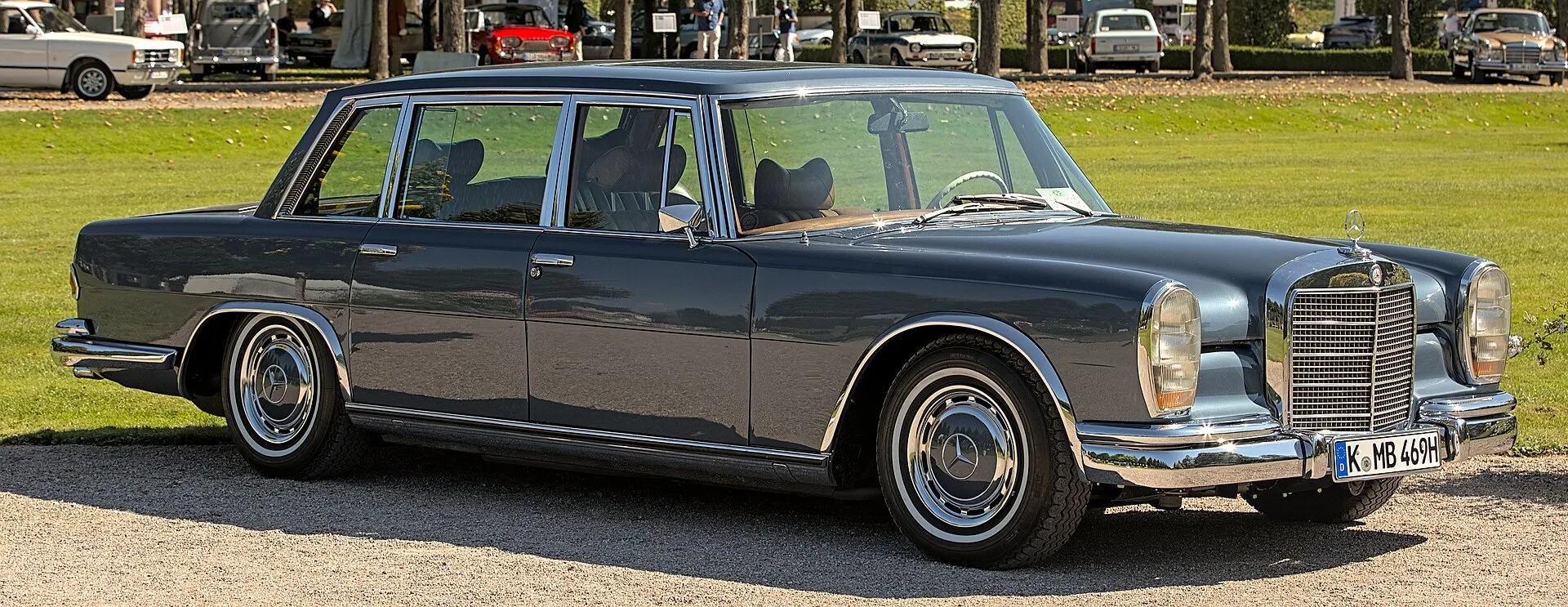 Dunkelgraue Mercedes-Benz-600-Limousine der Baureihe W100 in Seitenansicht auf einer Kieseinfahrt
