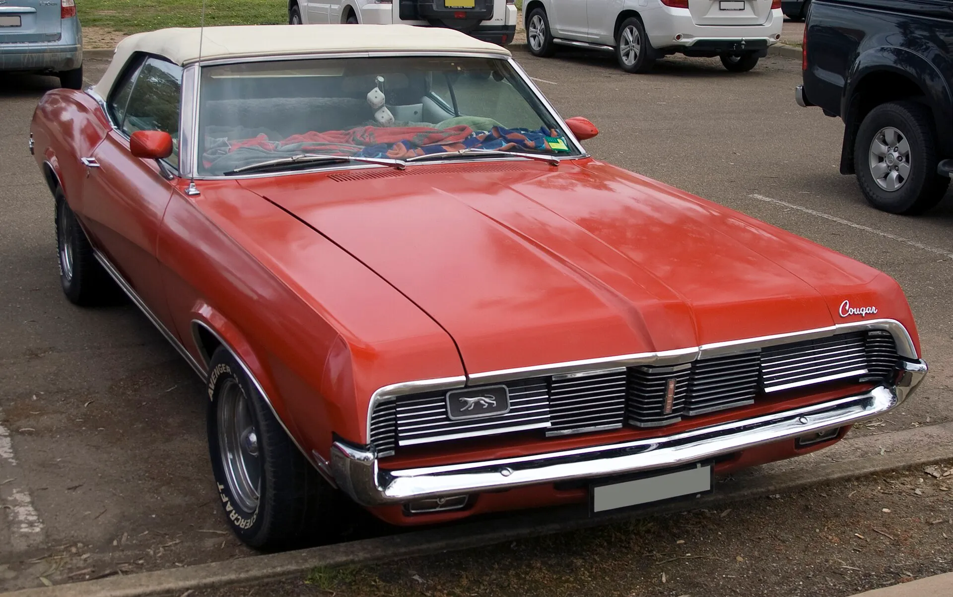 Frontansicht eines Mercury Cougar XR-7 von 1969 mit Klappscheinwerfern hinter dem Kühlergrill