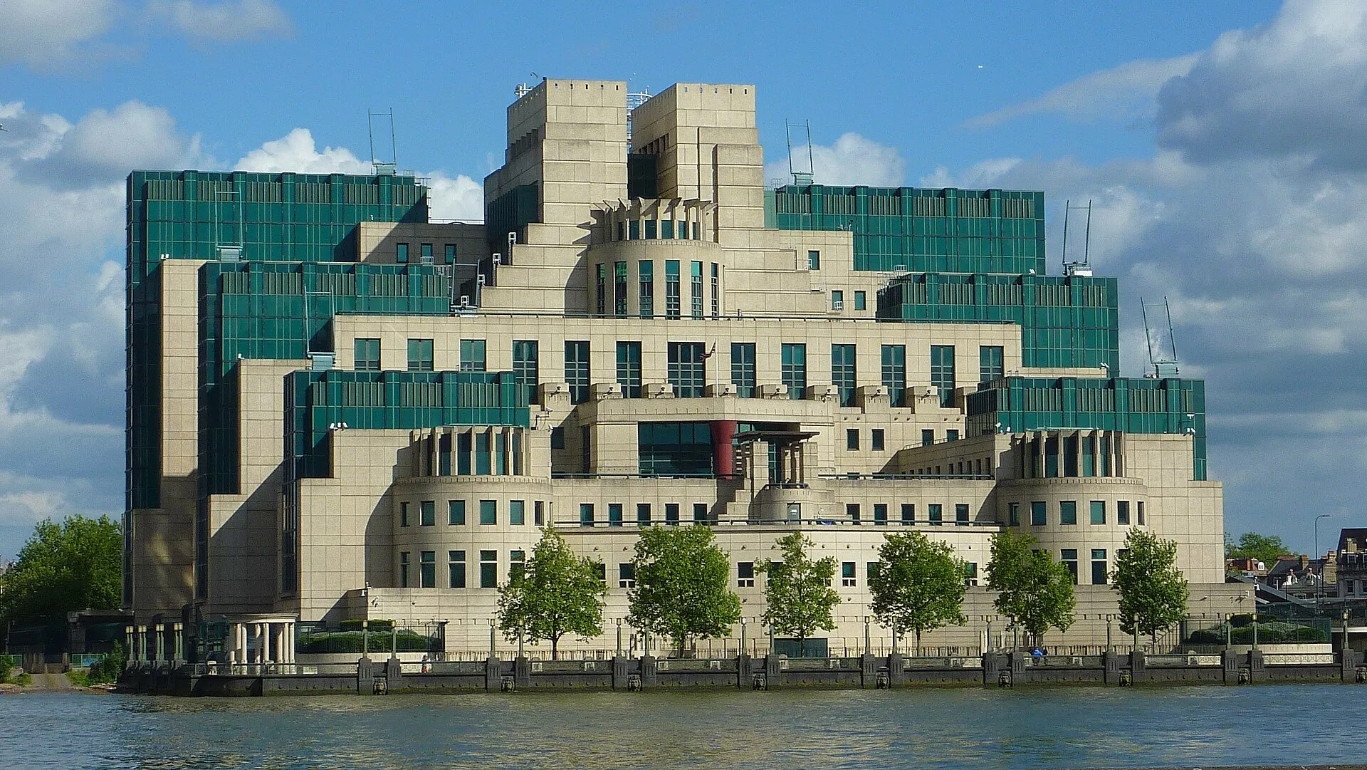 SIS-Gebäude am Londoner Themseufer in Vauxhall Cross