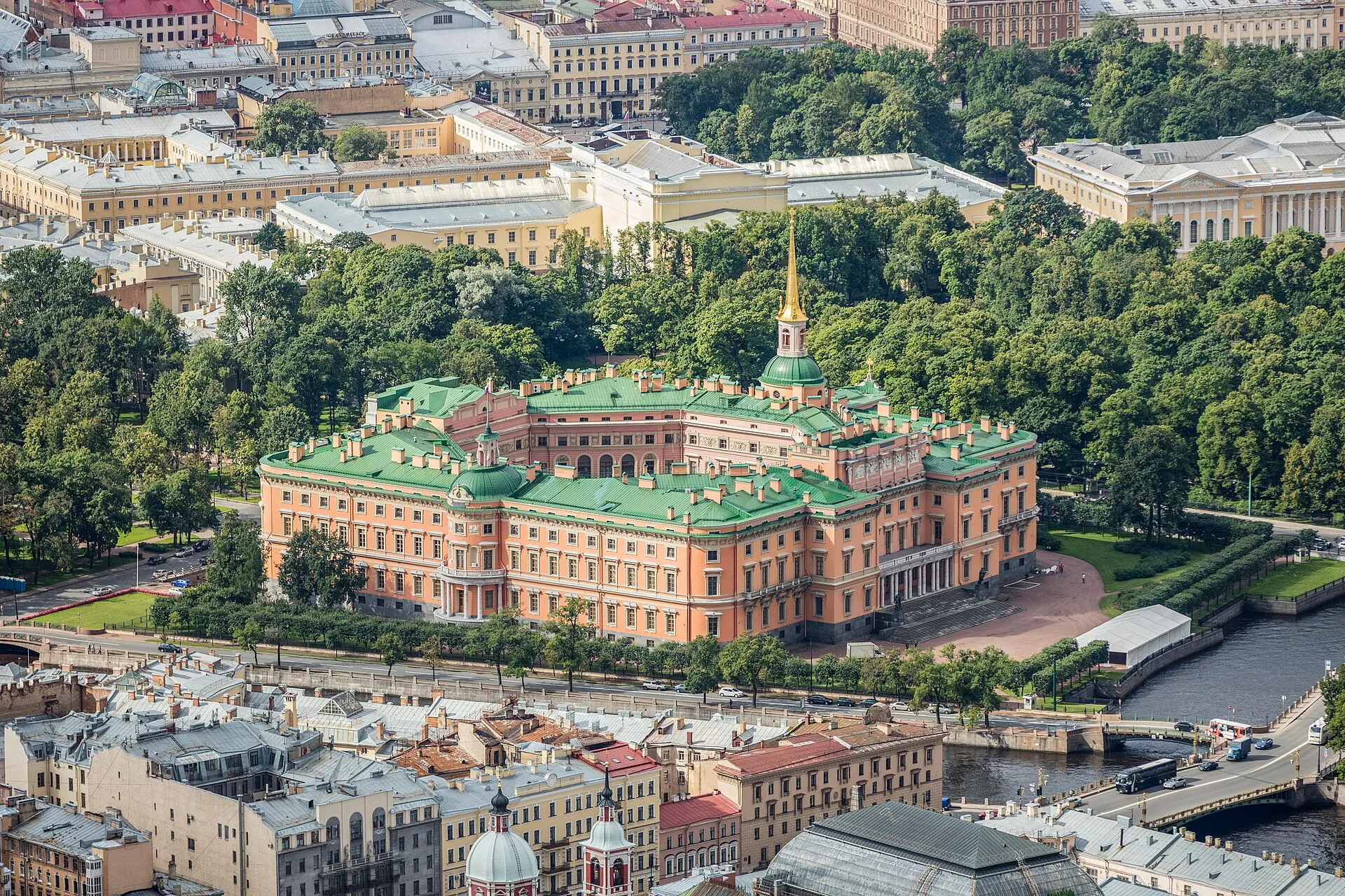Luftaufnahme des rosafarbenen Mikhailovsky-Schlosses in St. Petersburg