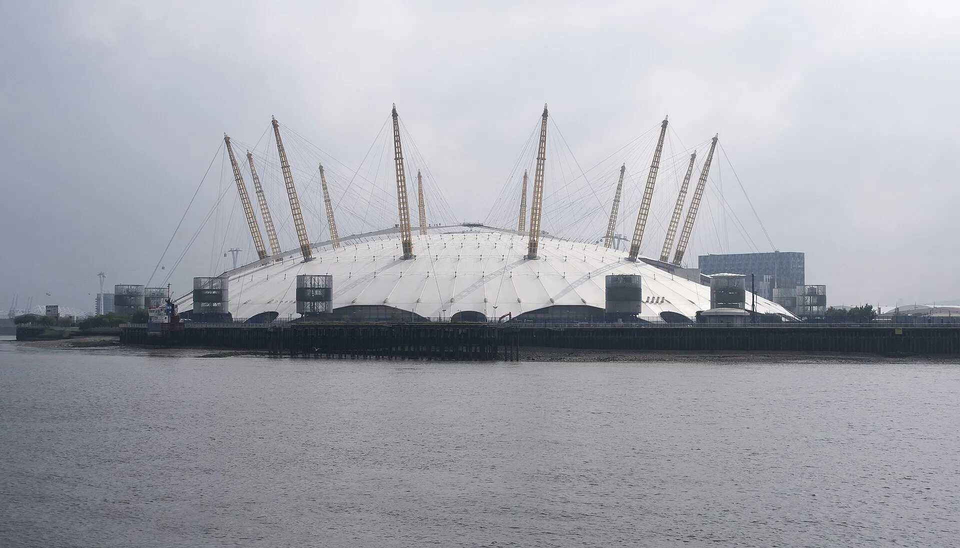 Themse und Millennium Dome unter einem weiten Wolkenhimmel
