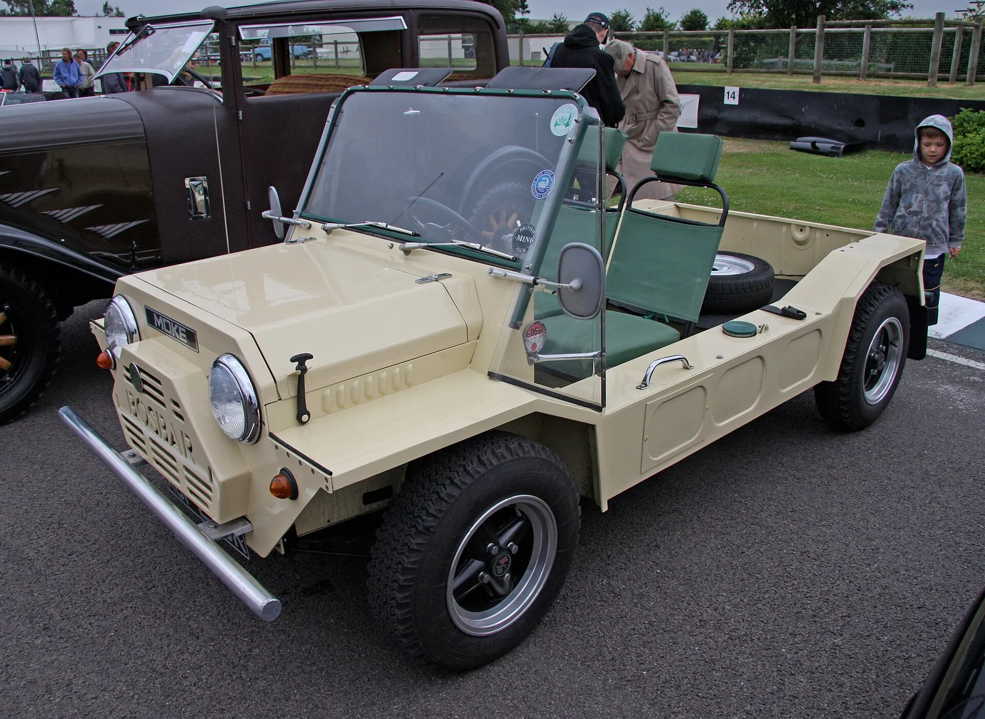 Cremefarbener offener Mini Moke mit schwarzem Stoffverdeck