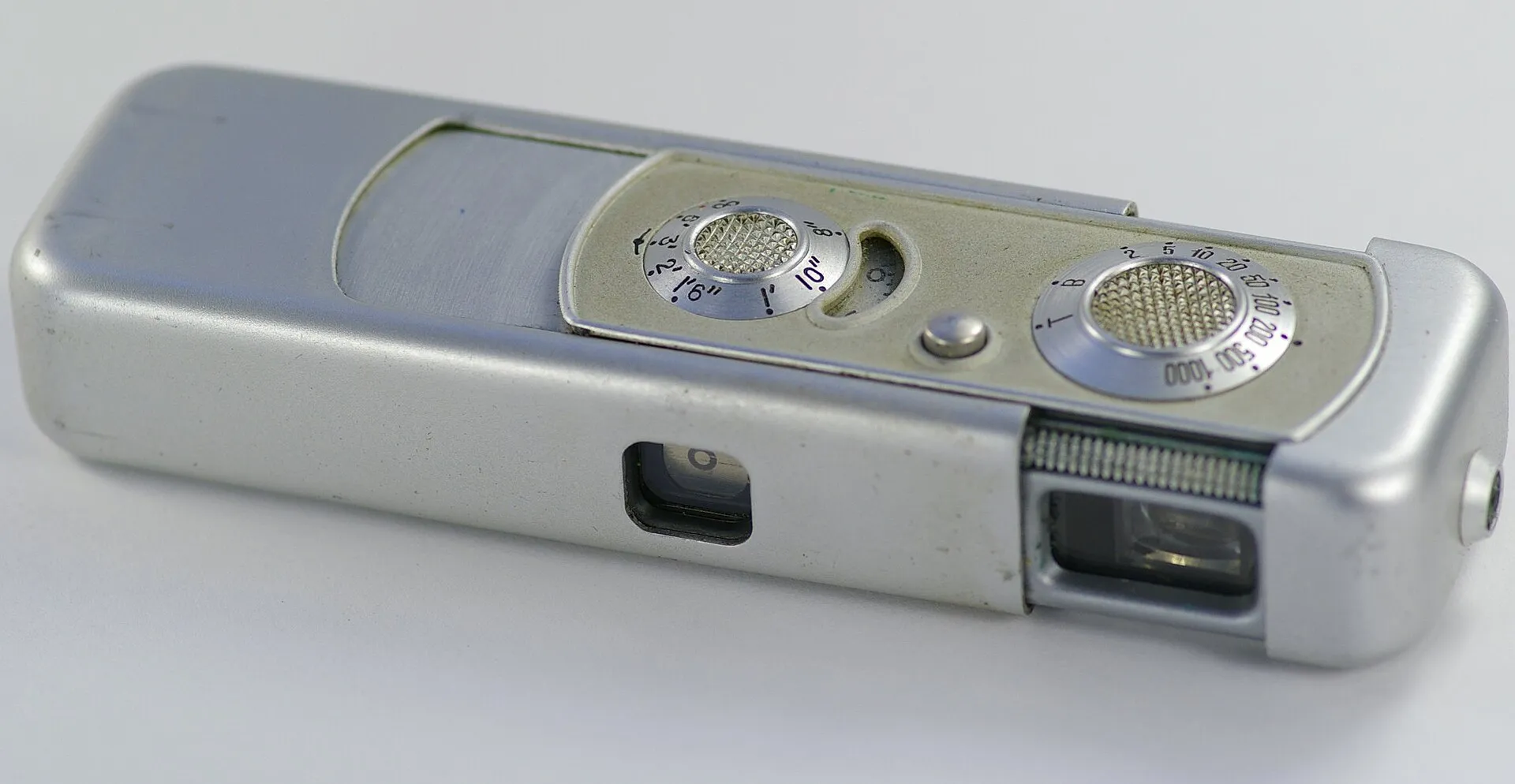Silberne Minox-IIIs-Kleinstbildkamera, aufgeschoben mit sichtbarem Sucher und Objektiv