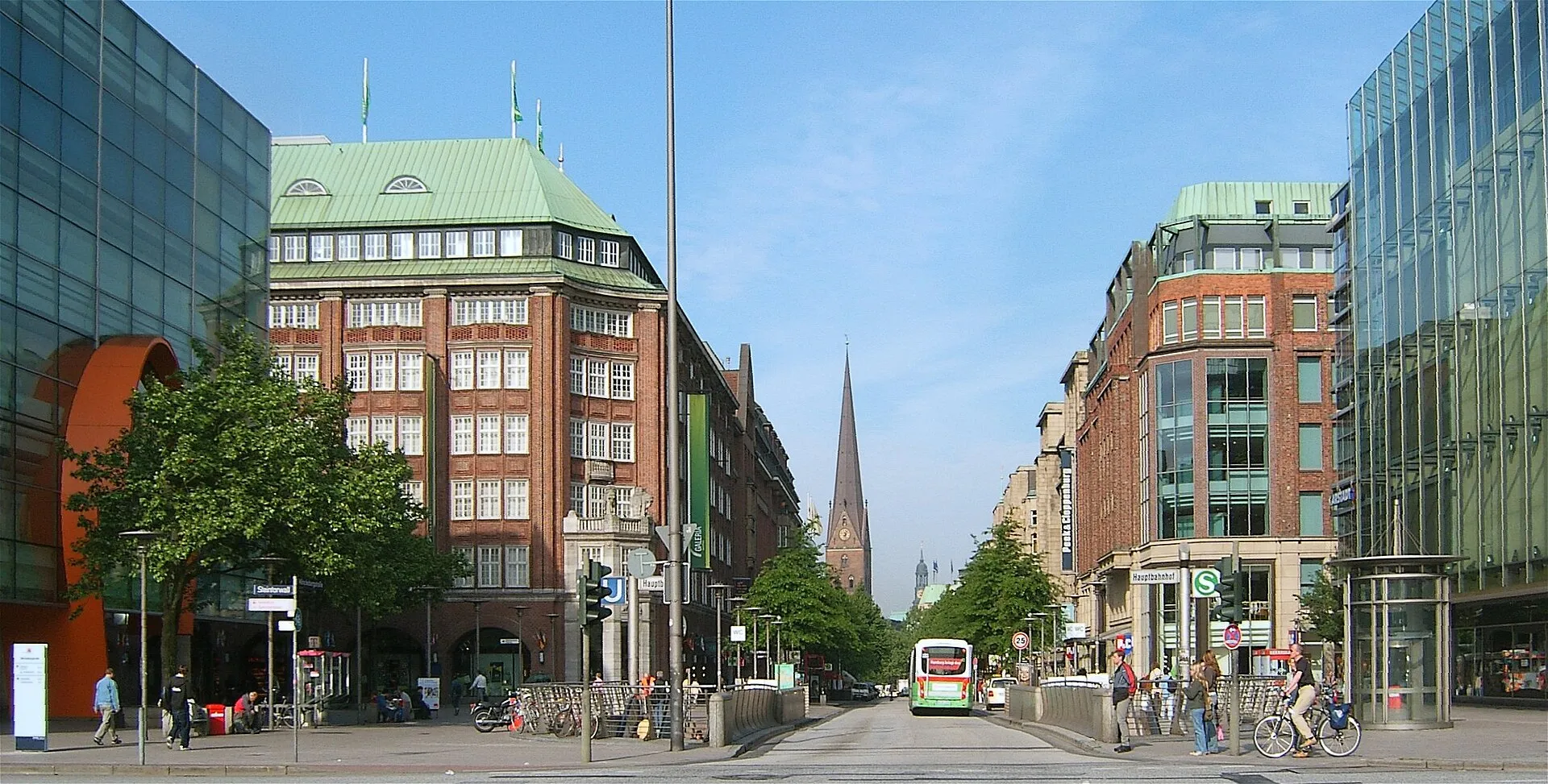Mönckebergstraße in Hamburg mit Blick Richtung Innenstadt