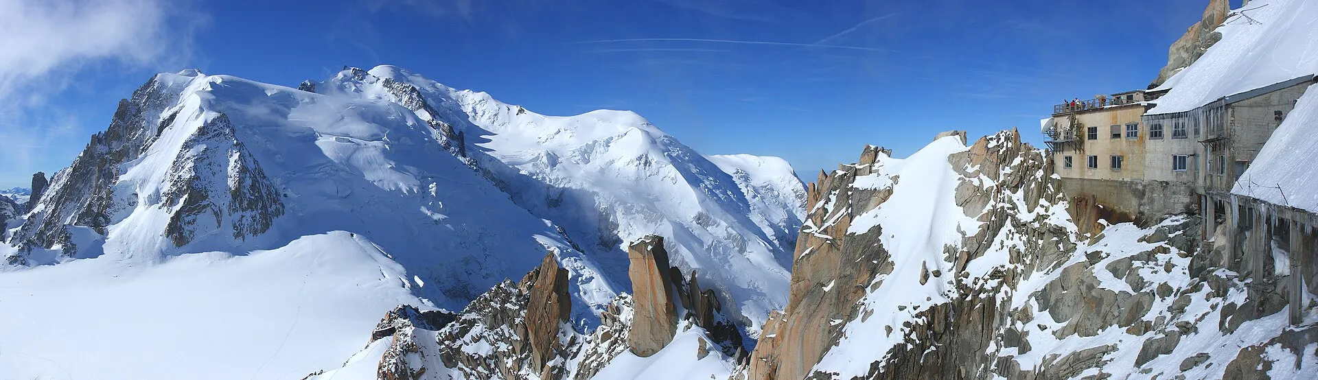 Breites Panorama der verschneiten Mont-Blanc-Gruppe