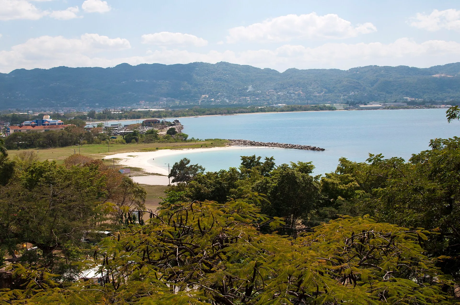 Blick über die Bucht von Montego Bay mit Küstenstraße, Hotels und bewaldeten Hügeln