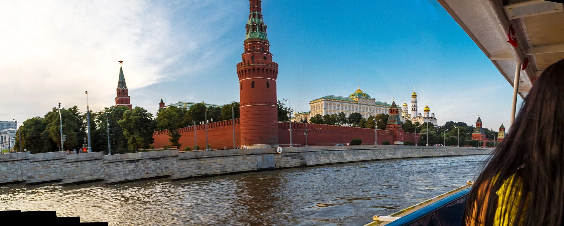 Panorama des Moskauer Kremls mit Mauer, Türmen und Kathedralen von der Moskwa aus