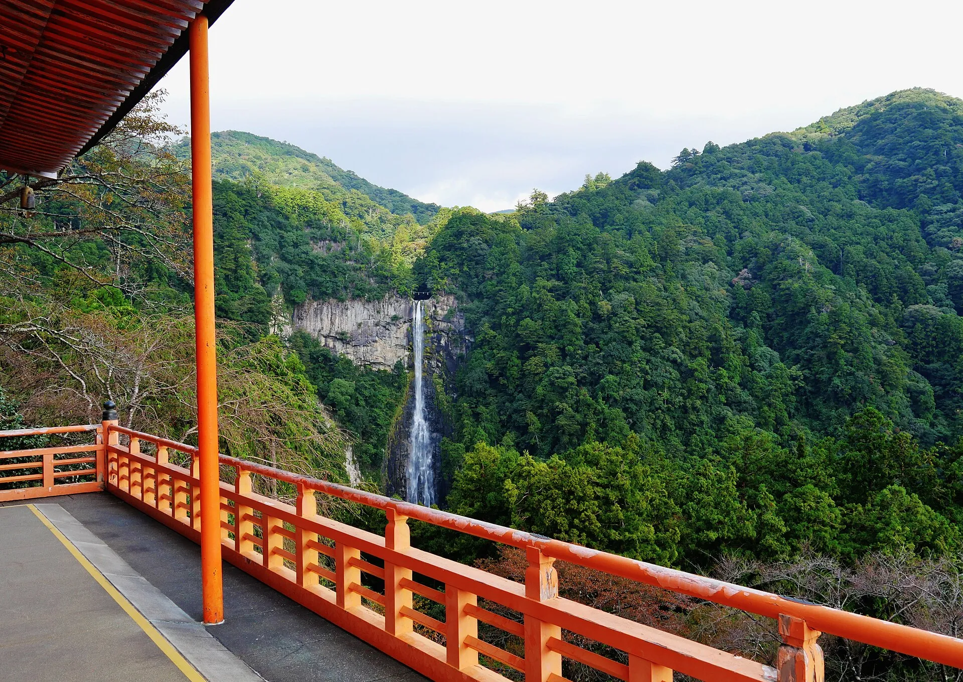Die dreistöckige Pagode des Seiganto-ji vor dem Nachi-Wasserfall
