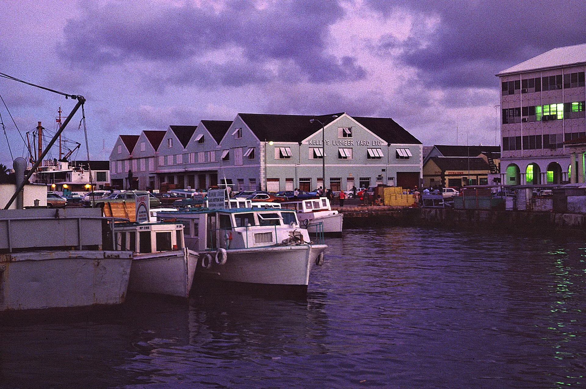 Hafen von Nassau mit Booten und Paradise Island im Hintergrund, 1979