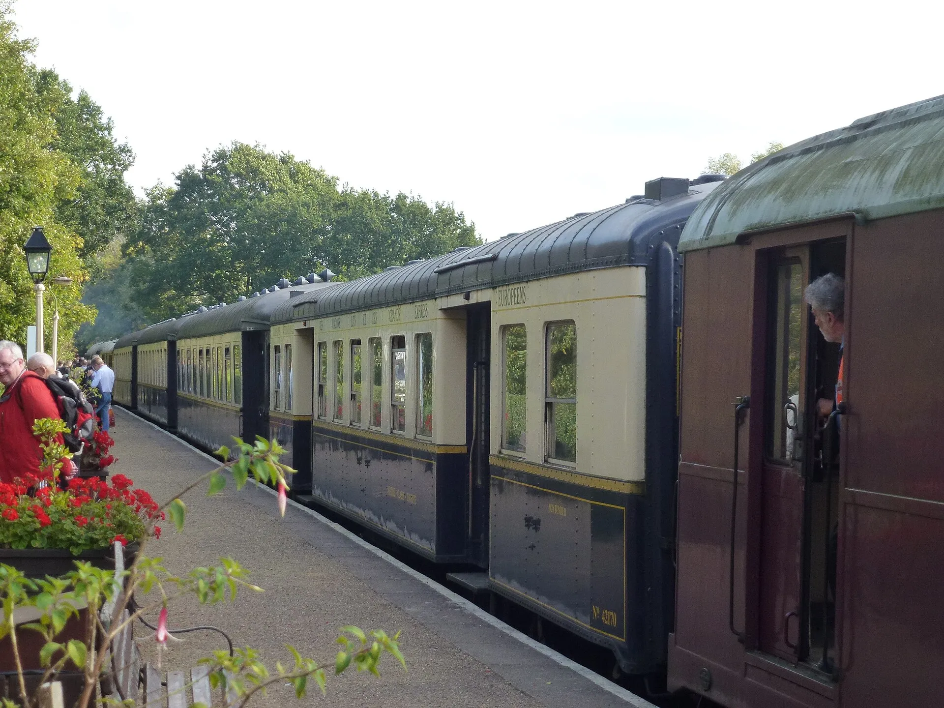 Historischer Reisezug am Bahnhof Overton der Nene Valley Railway