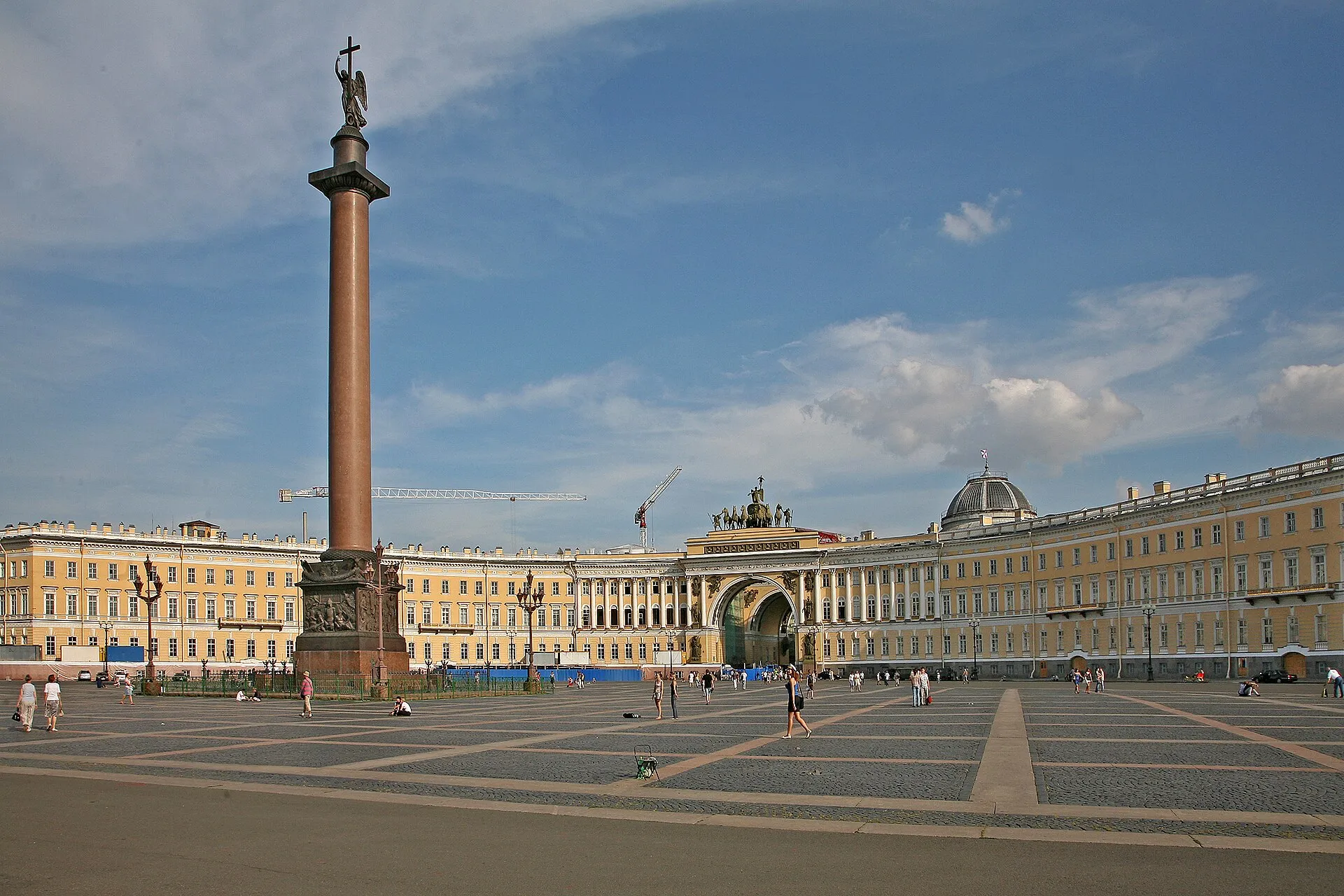 Palastplatz in St. Petersburg mit Alexandersäule und Generalstabsbogen