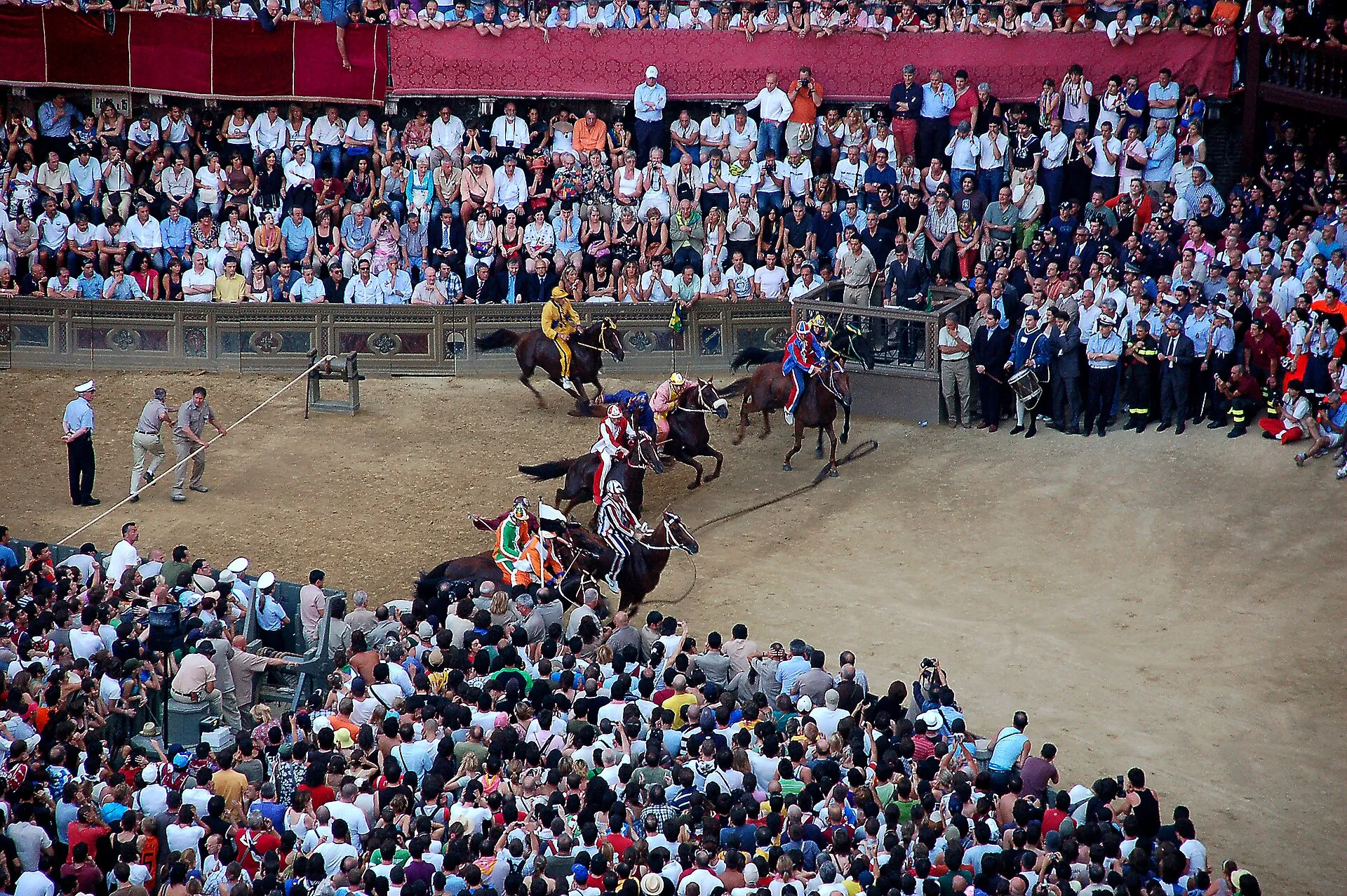 Pferderennen Palio di Siena auf der Piazza del Campo