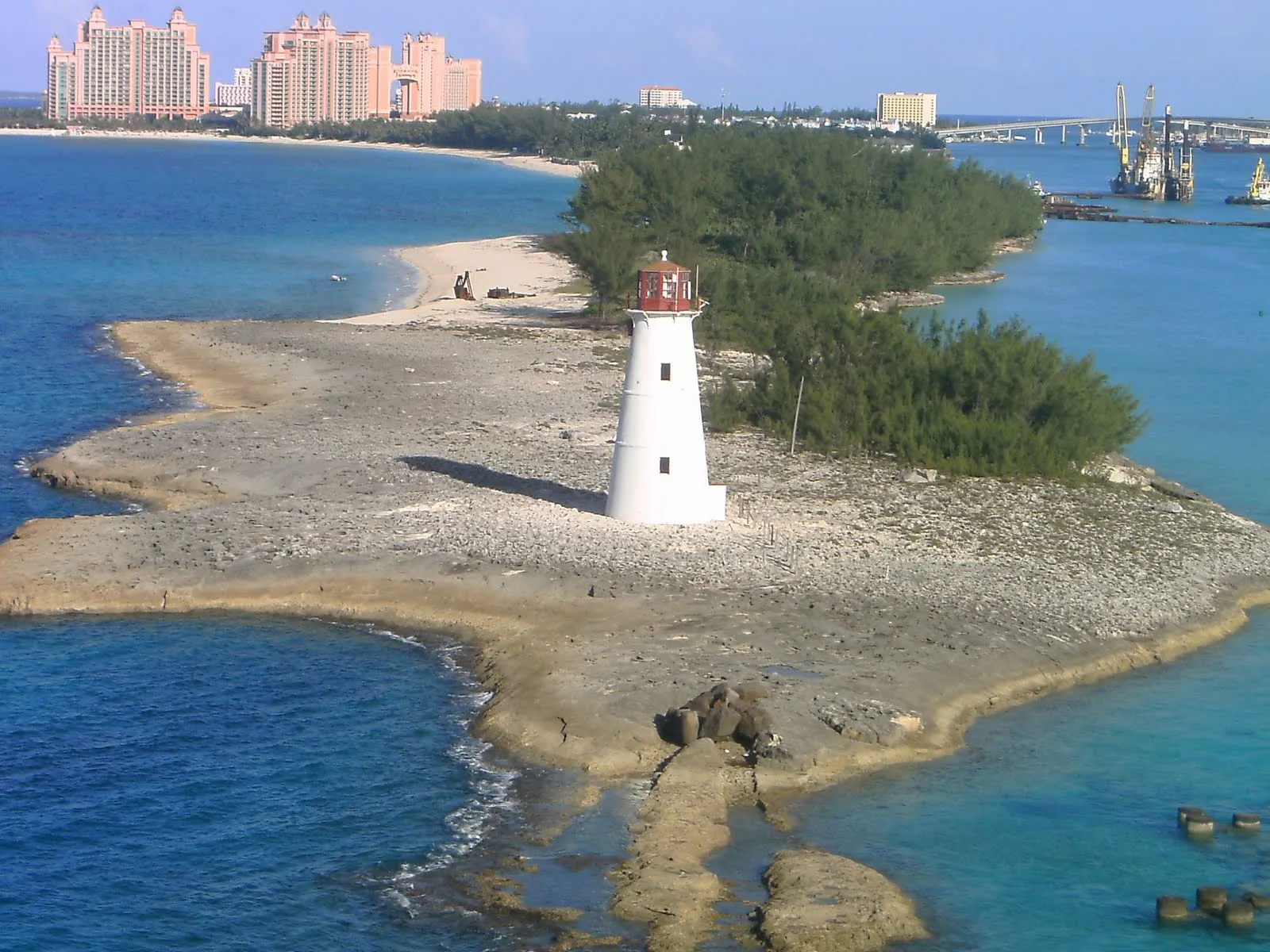 Der weiße Leuchtturm an der Westspitze von Paradise Island vor der Hafeneinfahrt von Nassau