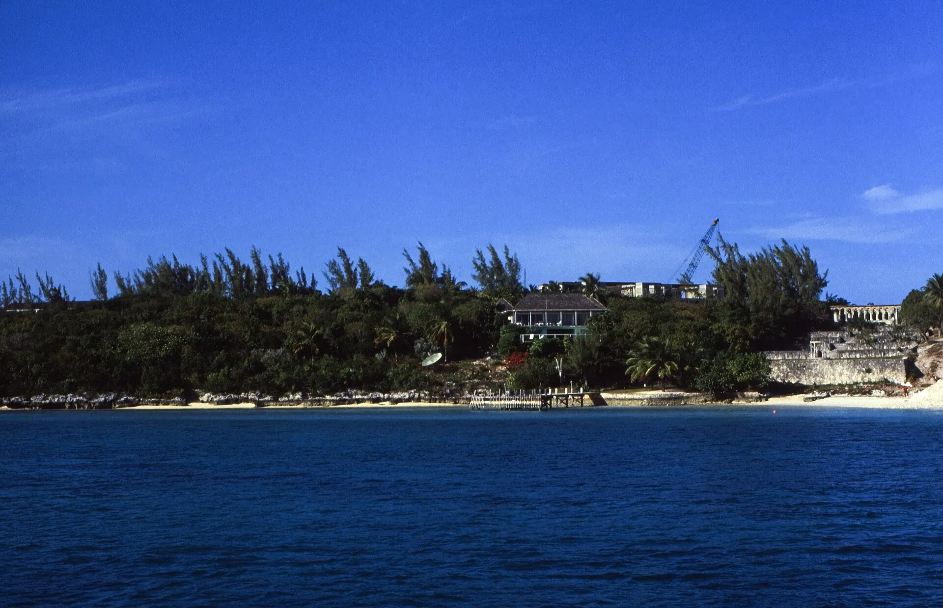 Küstenanwesen und Garten auf Paradise Island von der Wasserseite