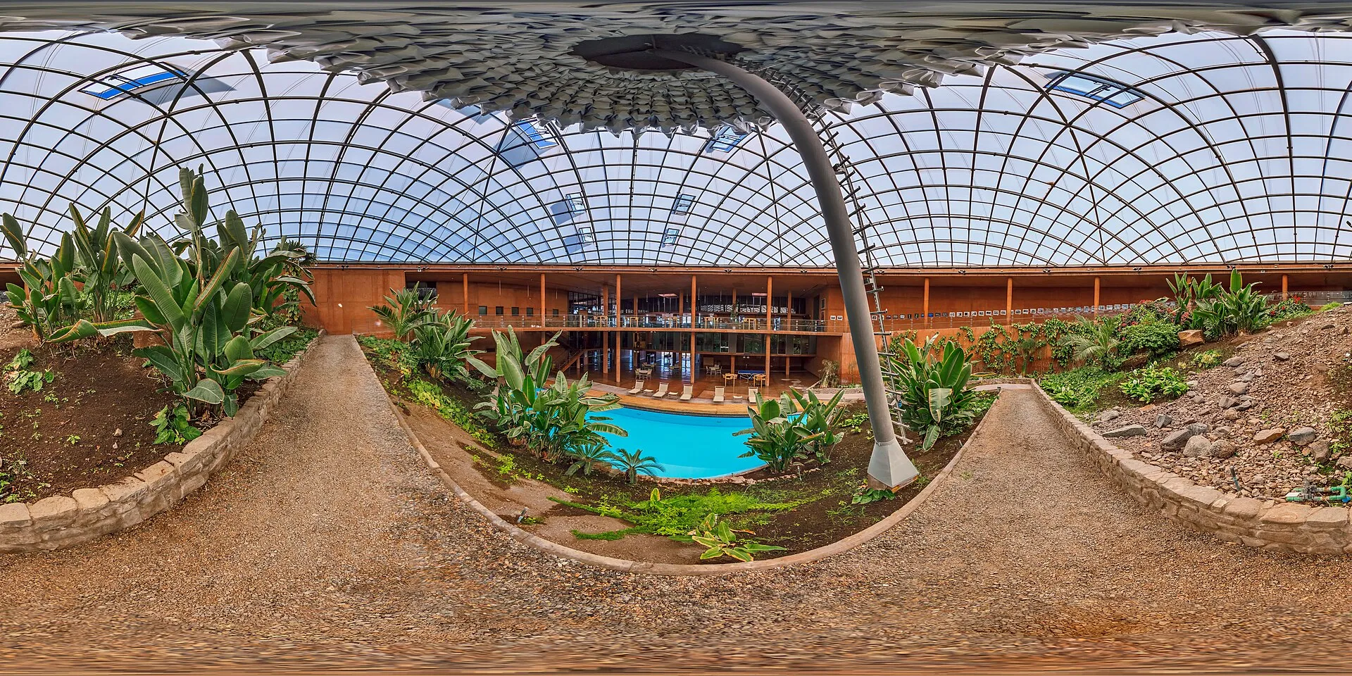 Panorama des tropischen Innenhofs der ESO-Residencia