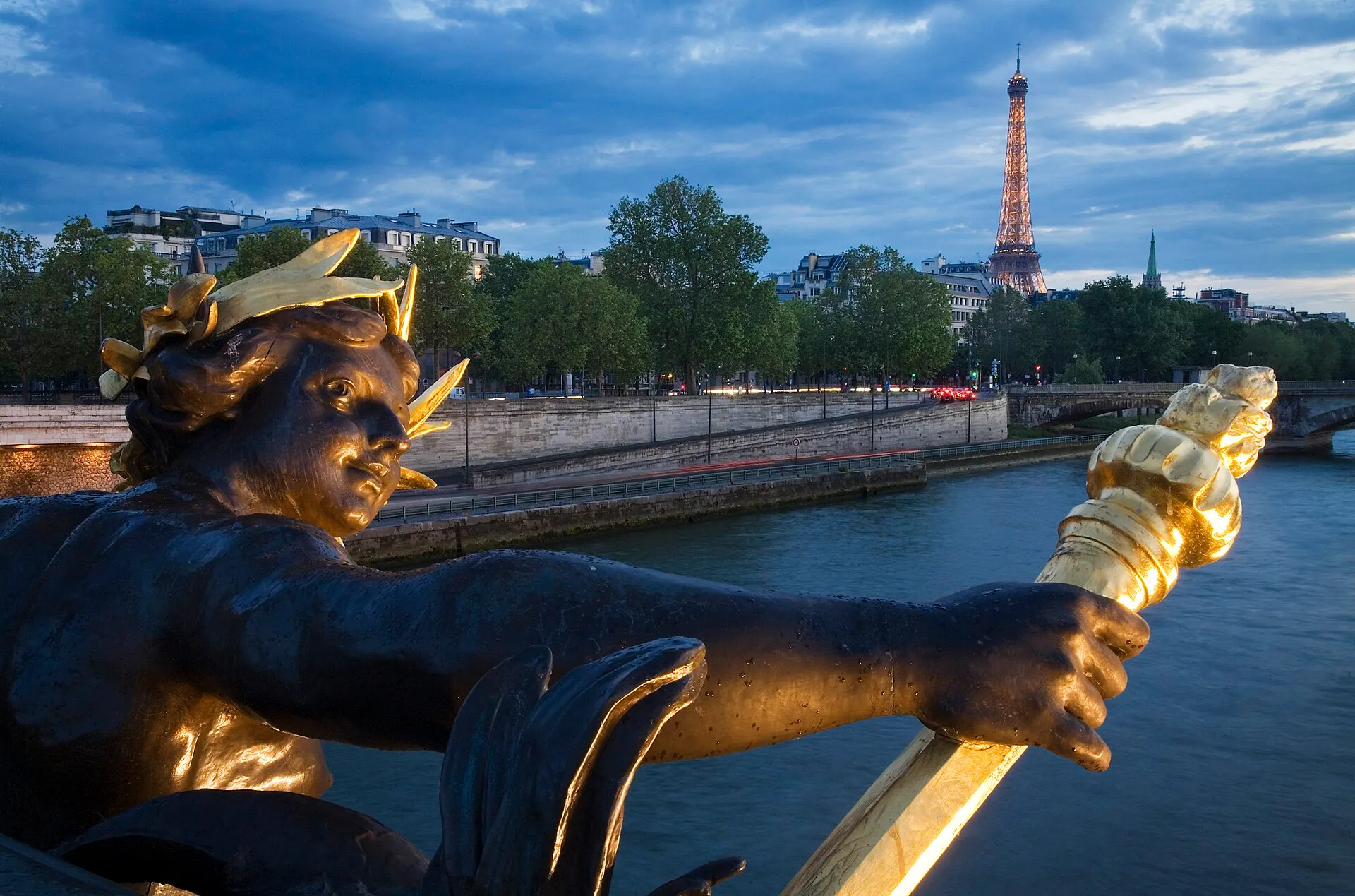 Figurenschmuck des Pont Alexandre III mit Eiffelturm im Hintergrund