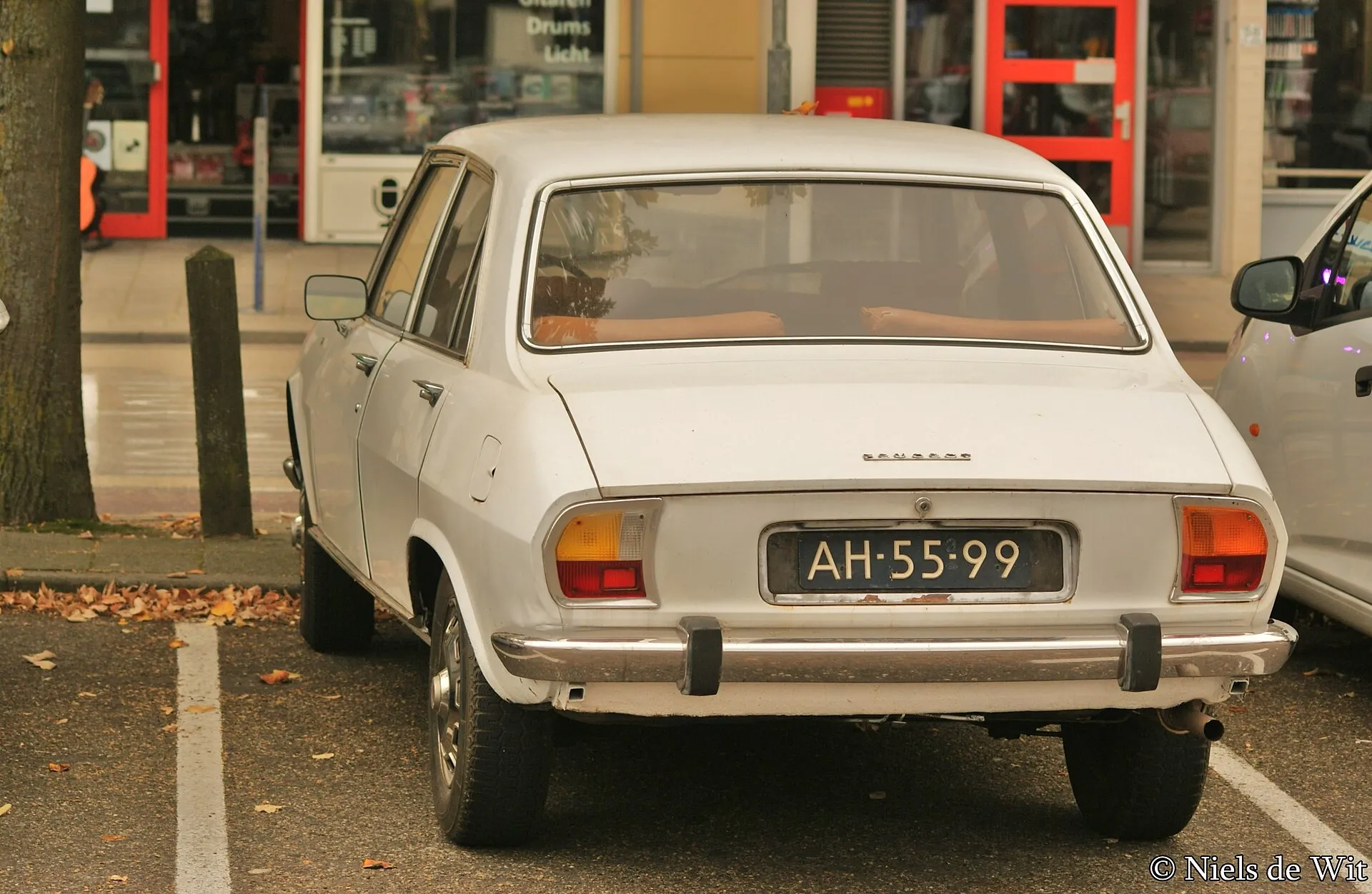 Dunkelblauer Peugeot 504 aus dem Jahr 1969