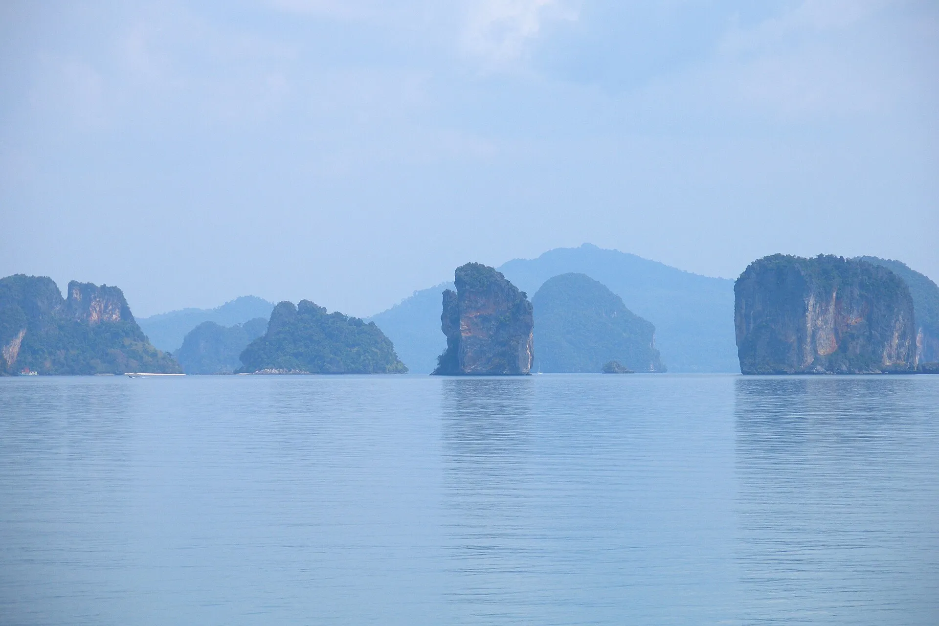 Kalksteinfelsen in der ruhigen Phang-Nga-Bucht