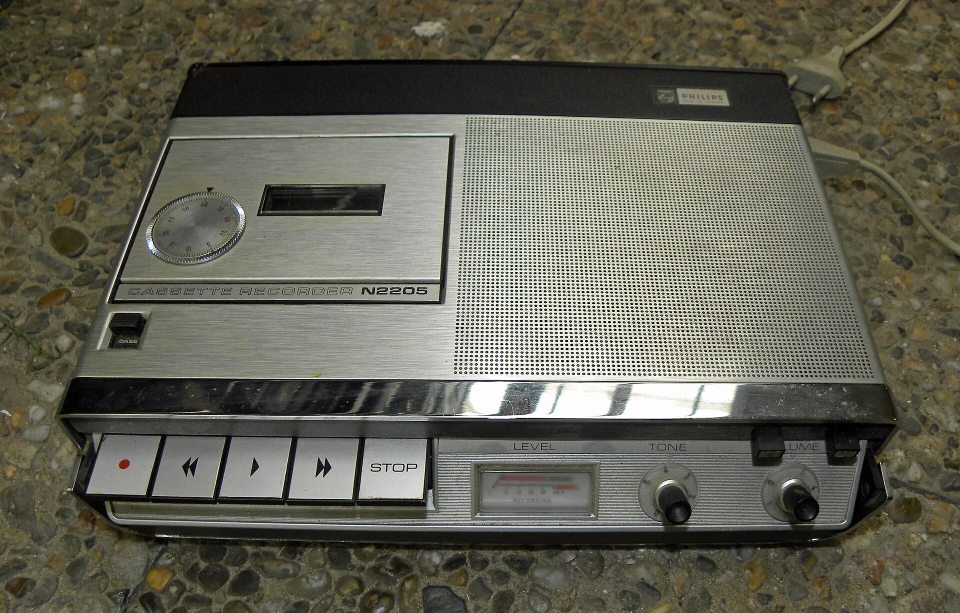 Silber-schwarzer Philips-N2205-Kassettenrekorder mit Tasten und eingebautem Lautsprecher.
