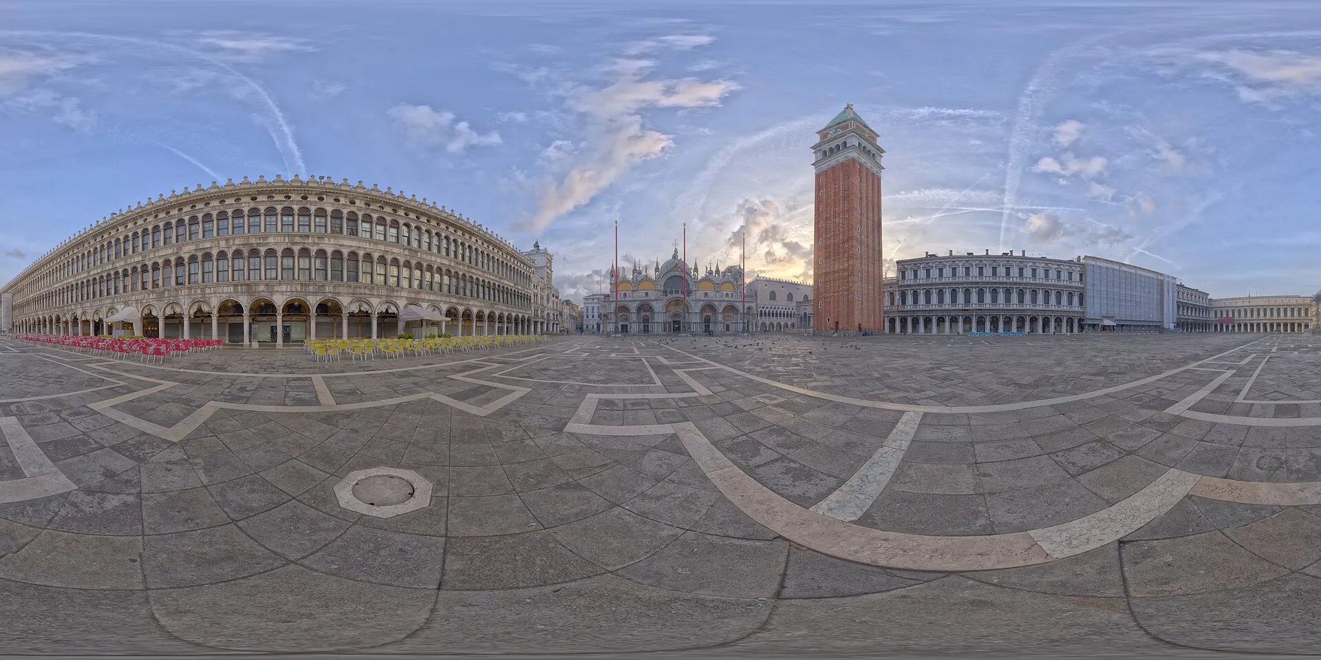 Weites Panorama des Markusplatzes in Venedig mit Campanile und umliegenden Arkaden