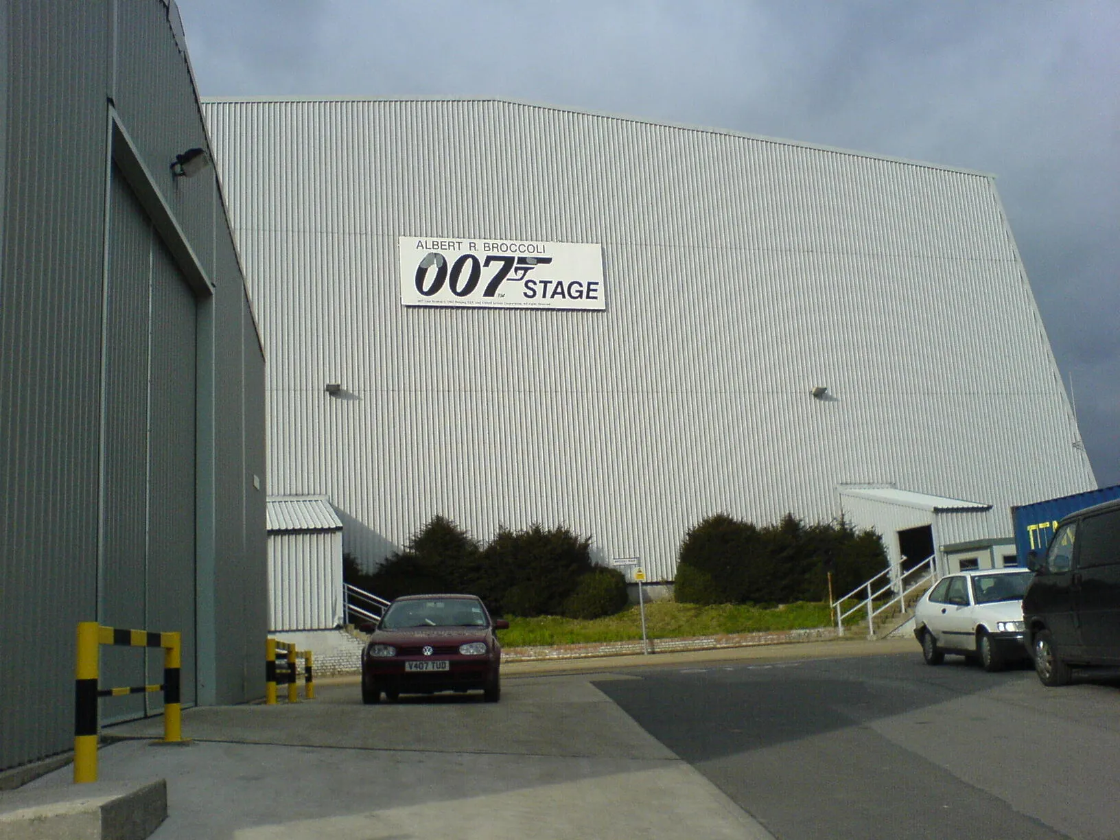 Weiße Fassade der Albert-R.-Broccoli-007-Bühne in den Pinewood Studios