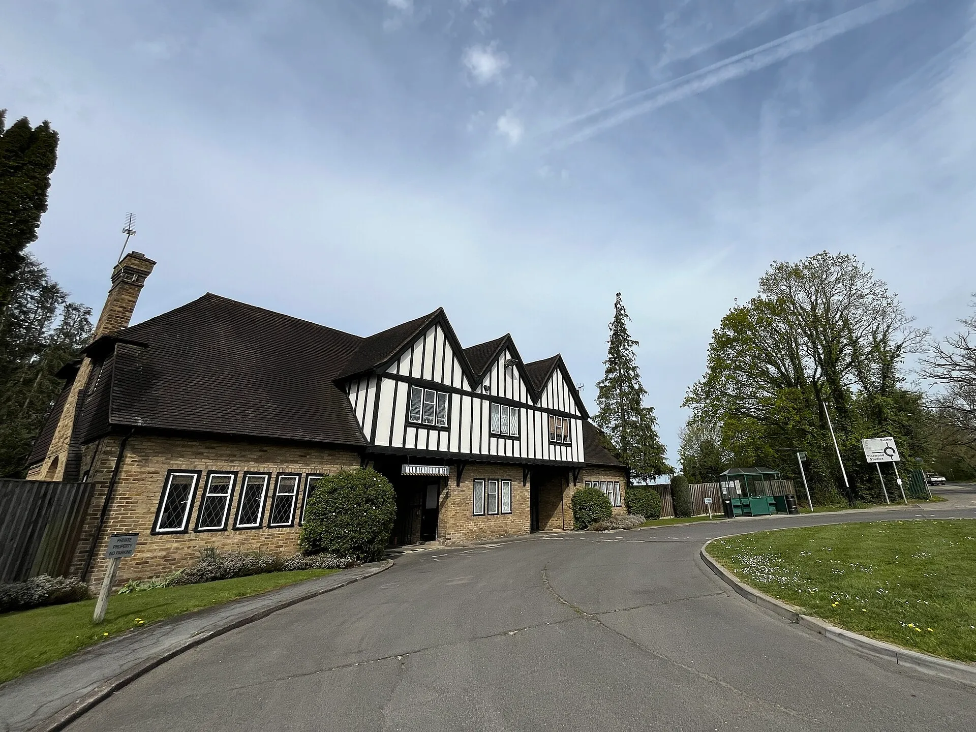Einfahrt der Pinewood Studios in Iver Heath mit Schriftzug am Tor