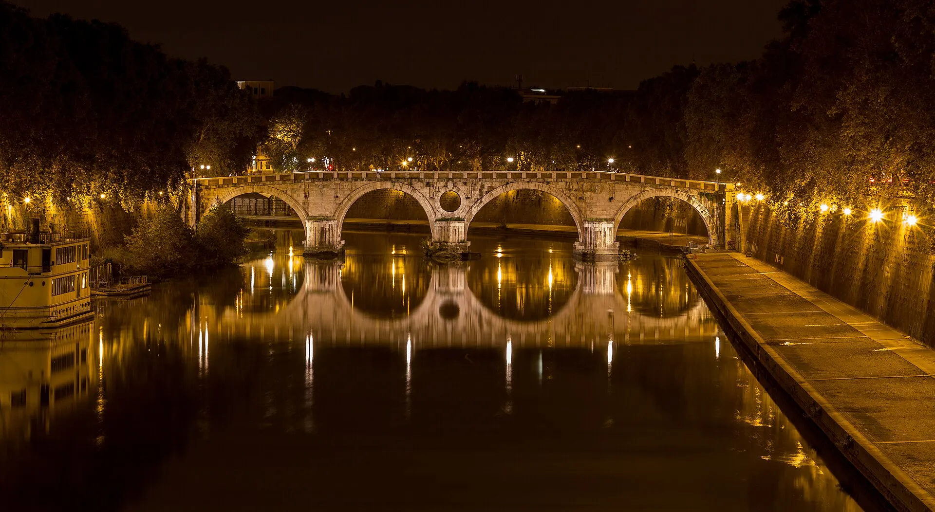 Beleuchtete Ponte Sisto über dem Tiber bei Nacht