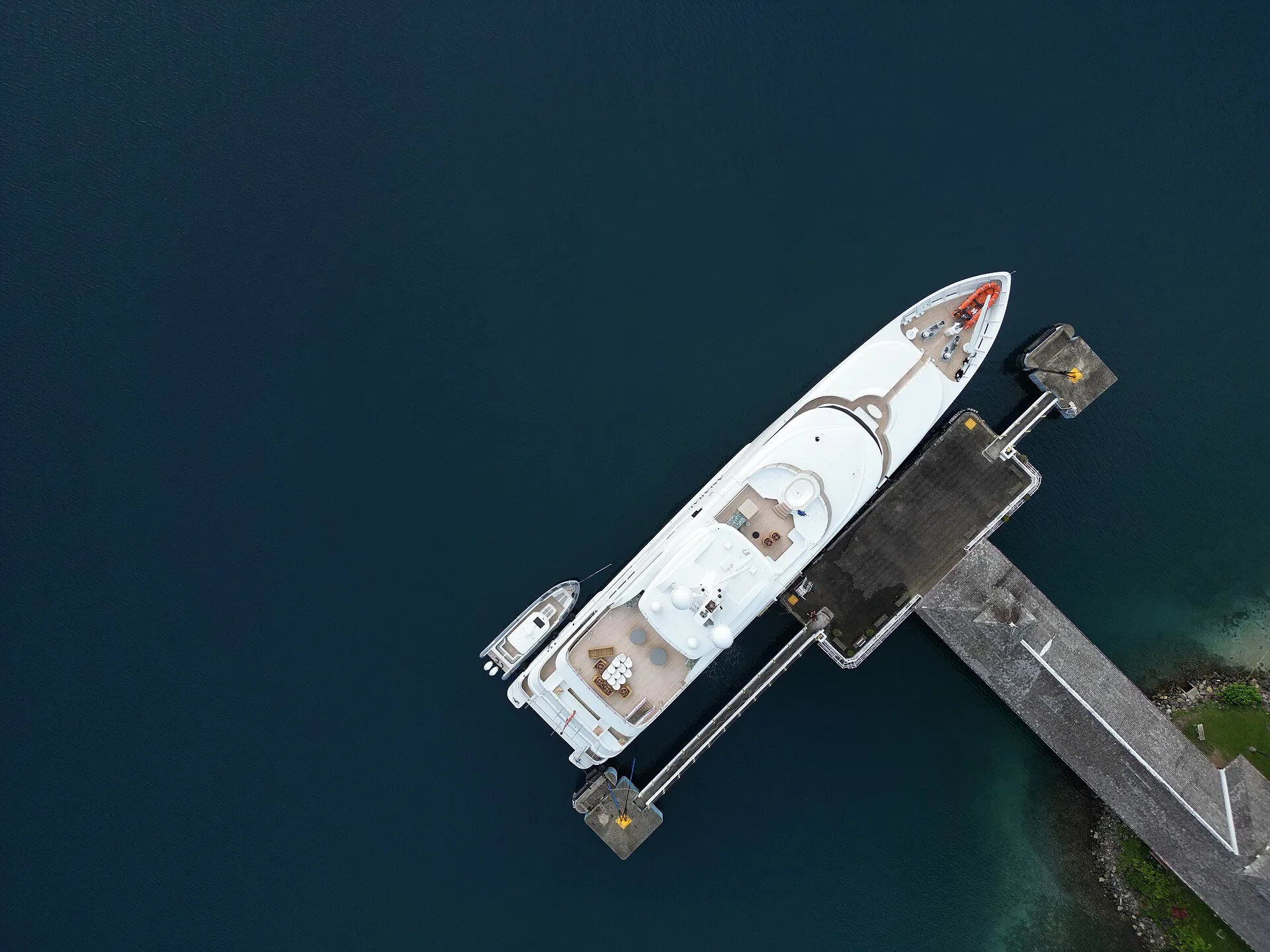 Luftbild eines Hafens in Port Antonio mit Yacht und dunklem Wasser