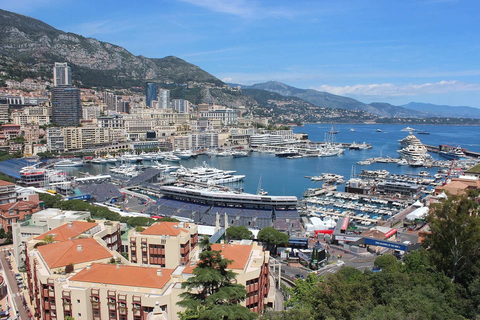 Blick über den Port Hercule und Monaco