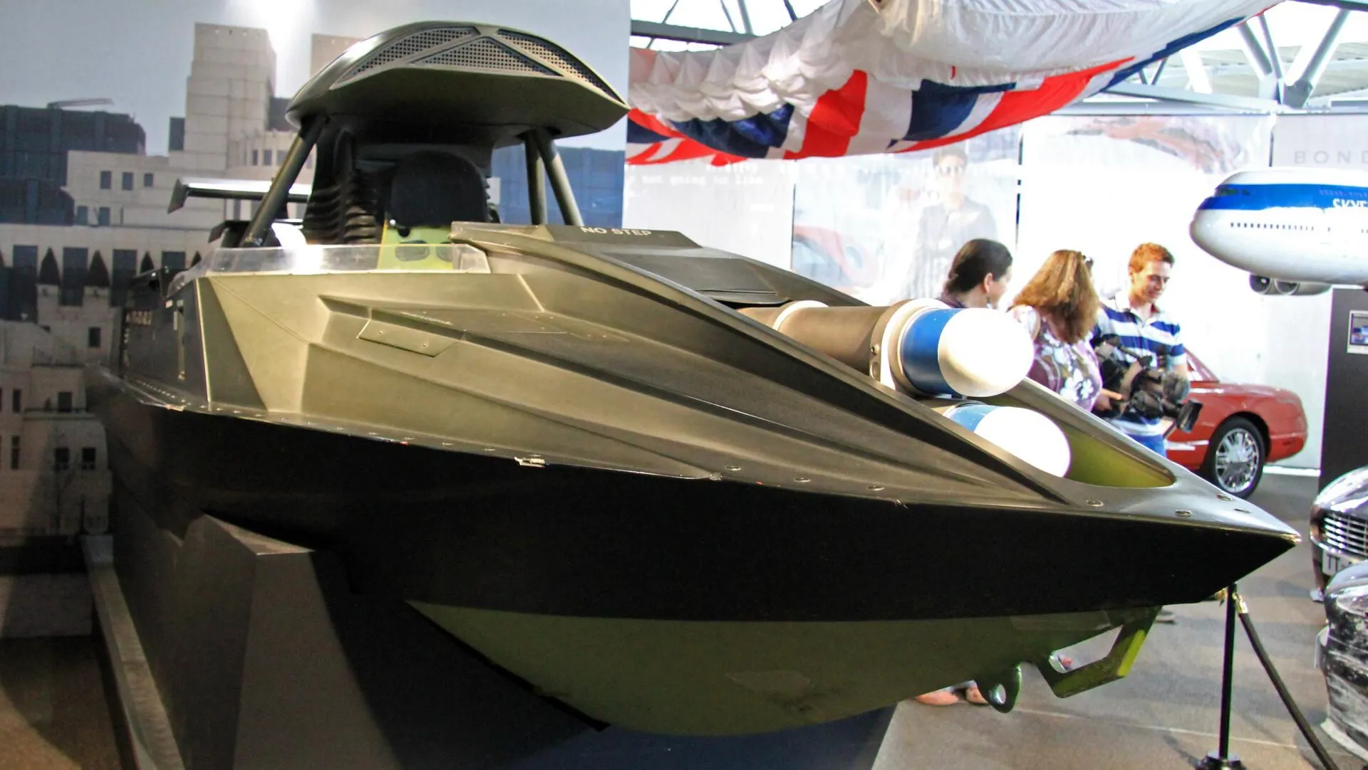 Das kantige Q-Jetboot aus dem Film in einer Museumsausstellung