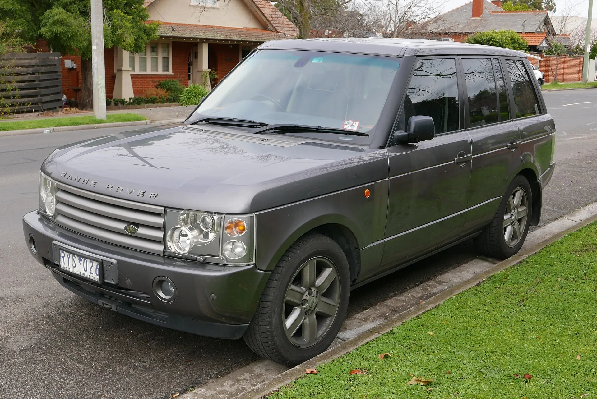 Grauer Range Rover L322 des frühen Modelljahrs 2002 von schräg vorn