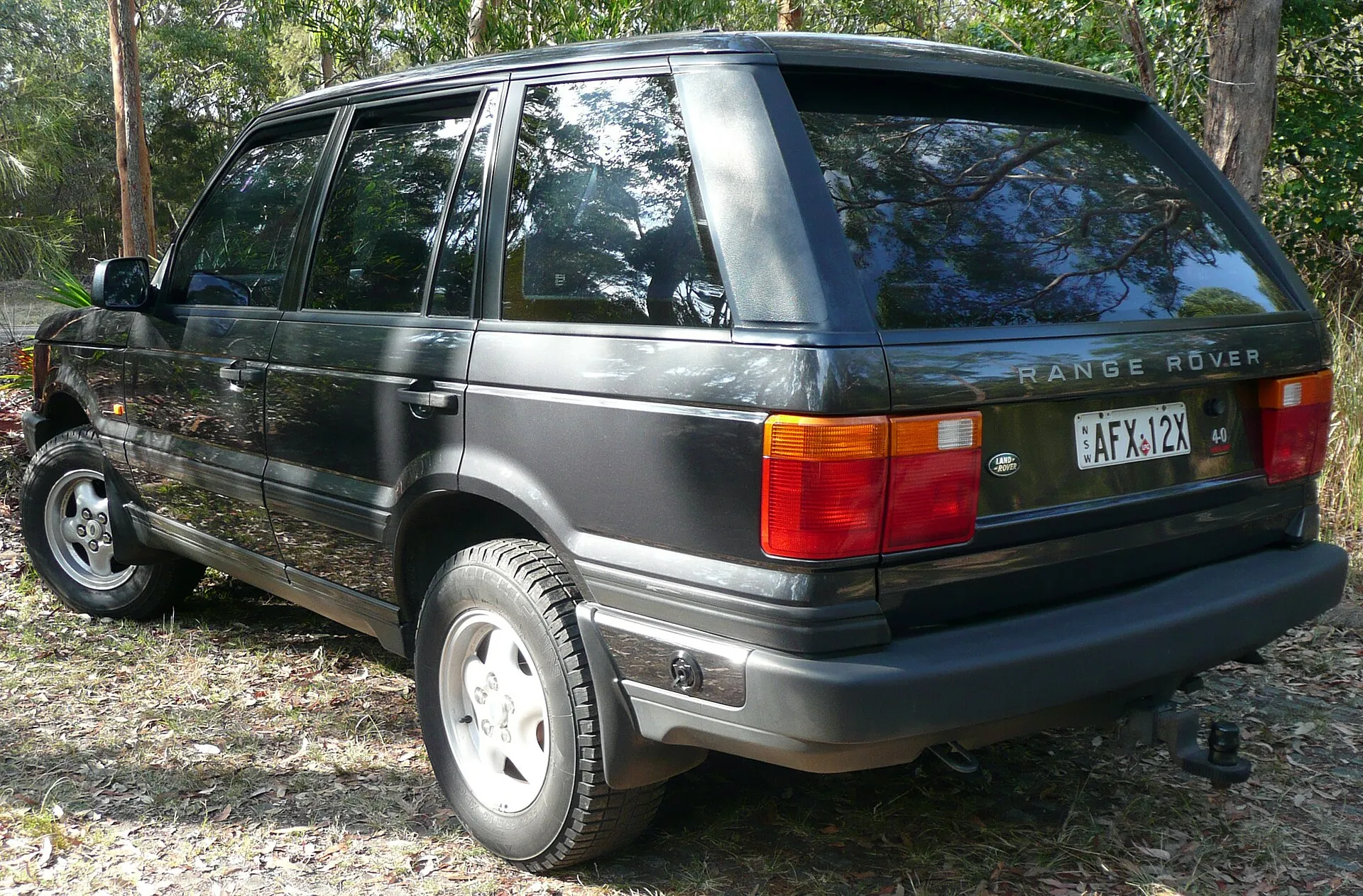 Dunkler Range Rover P38A von hinten