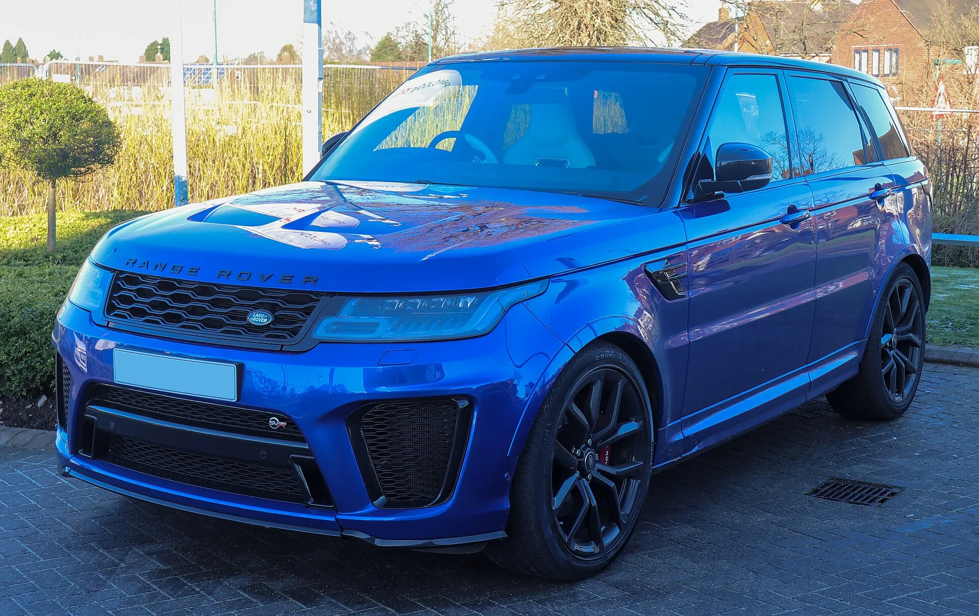 Blauer Range Rover Sport SVR schräg von vorn