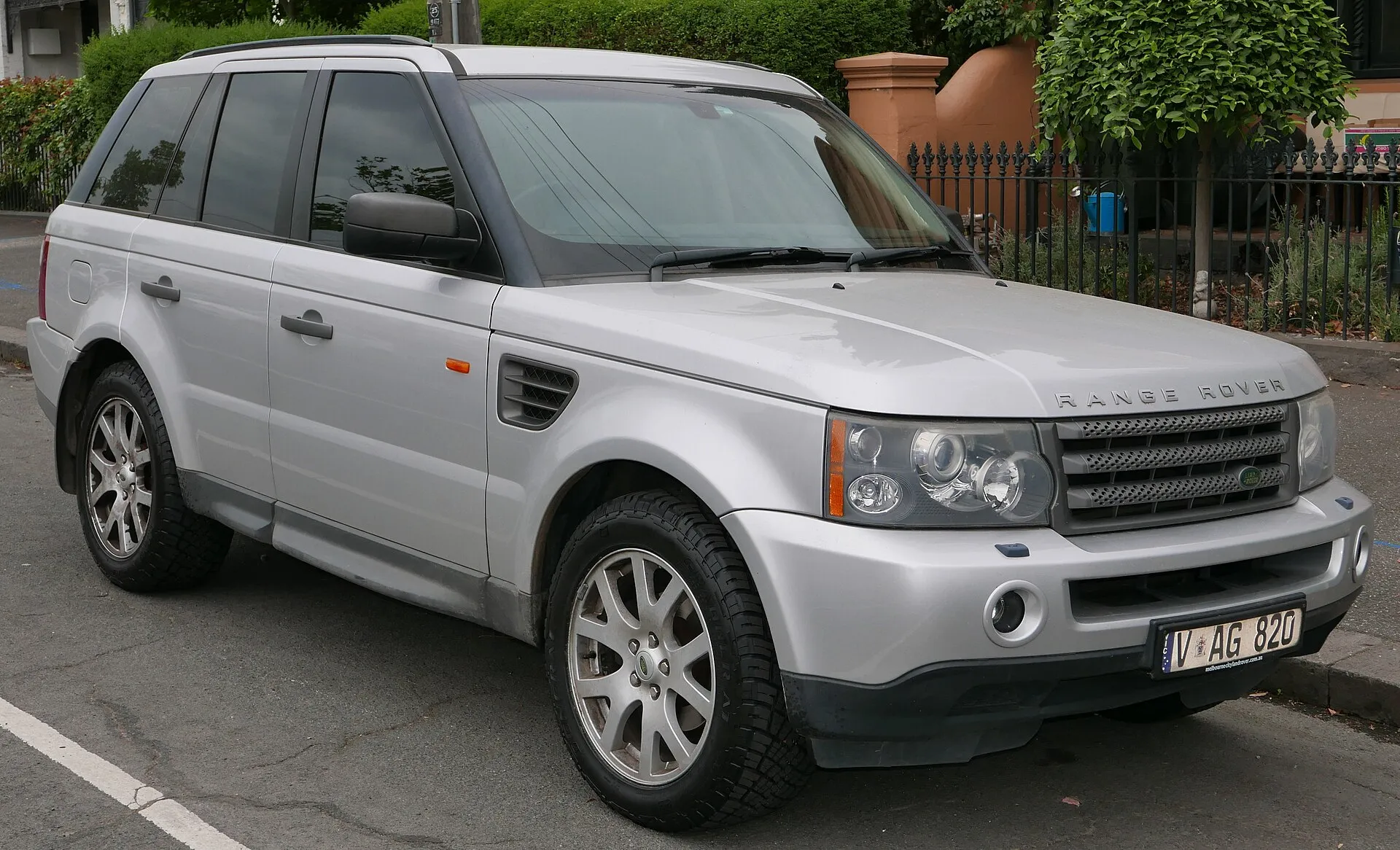 Silberner Range Rover Sport der ersten Generation am Straßenrand