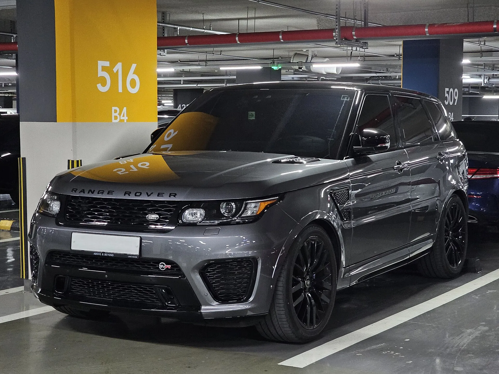 Grauer Range Rover Sport SVR schräg von vorn