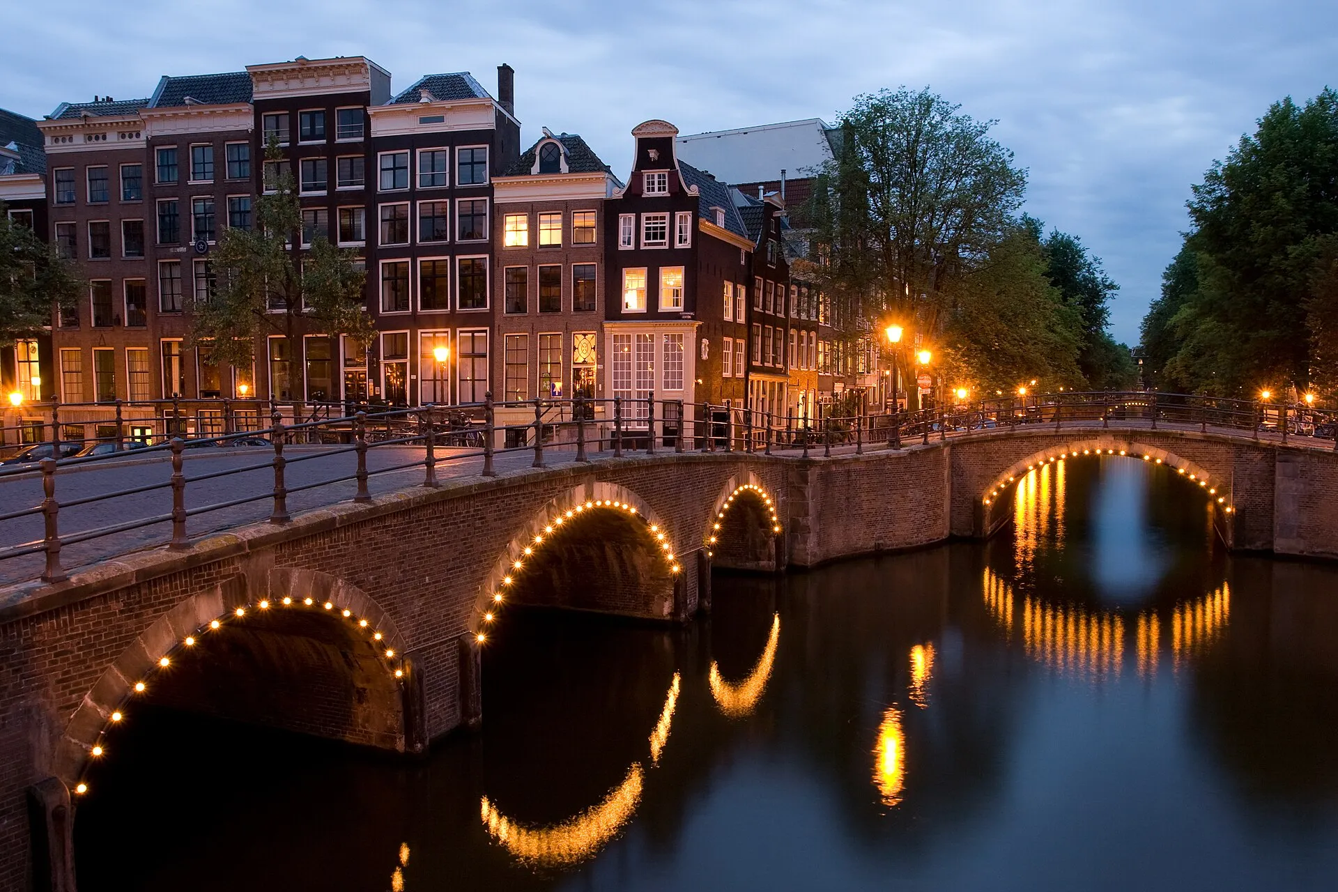 Blick über die Reguliersgracht in Amsterdam mit mehreren Brücken hintereinander