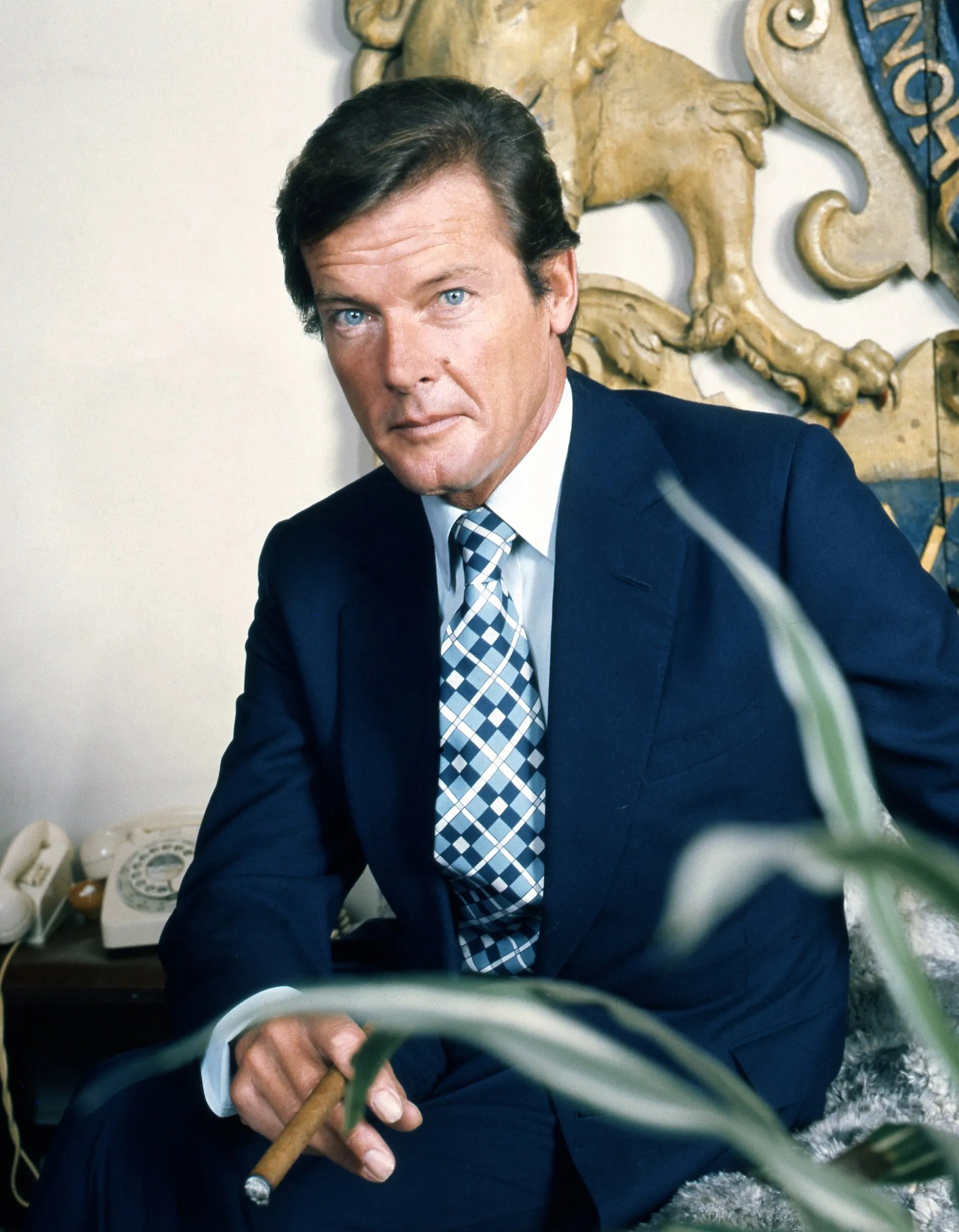 Porträtaufnahme von Roger Moore im Anzug