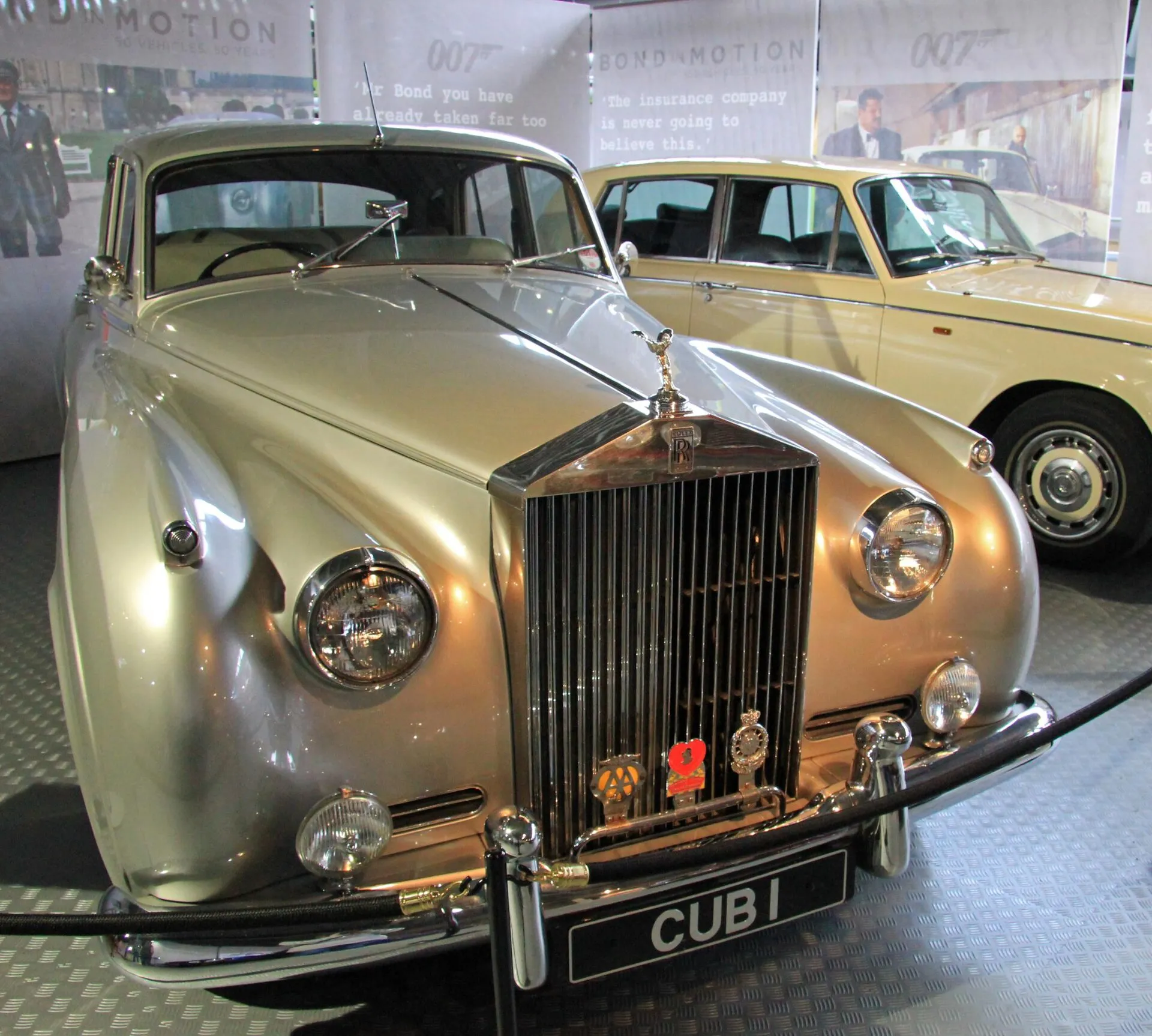 Silberner Rolls-Royce Silver Cloud II mit Kennzeichen CUB 1 in einer Ausstellung