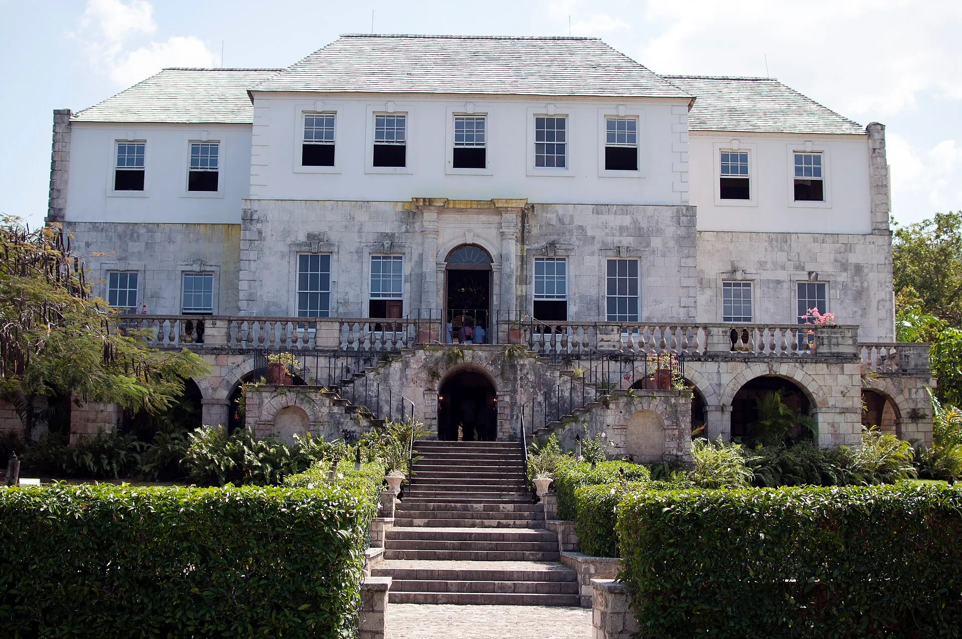 Das weiße Herrenhaus Rose Hall Great House mit doppelter Freitreppe hinter einer Rasenfläche