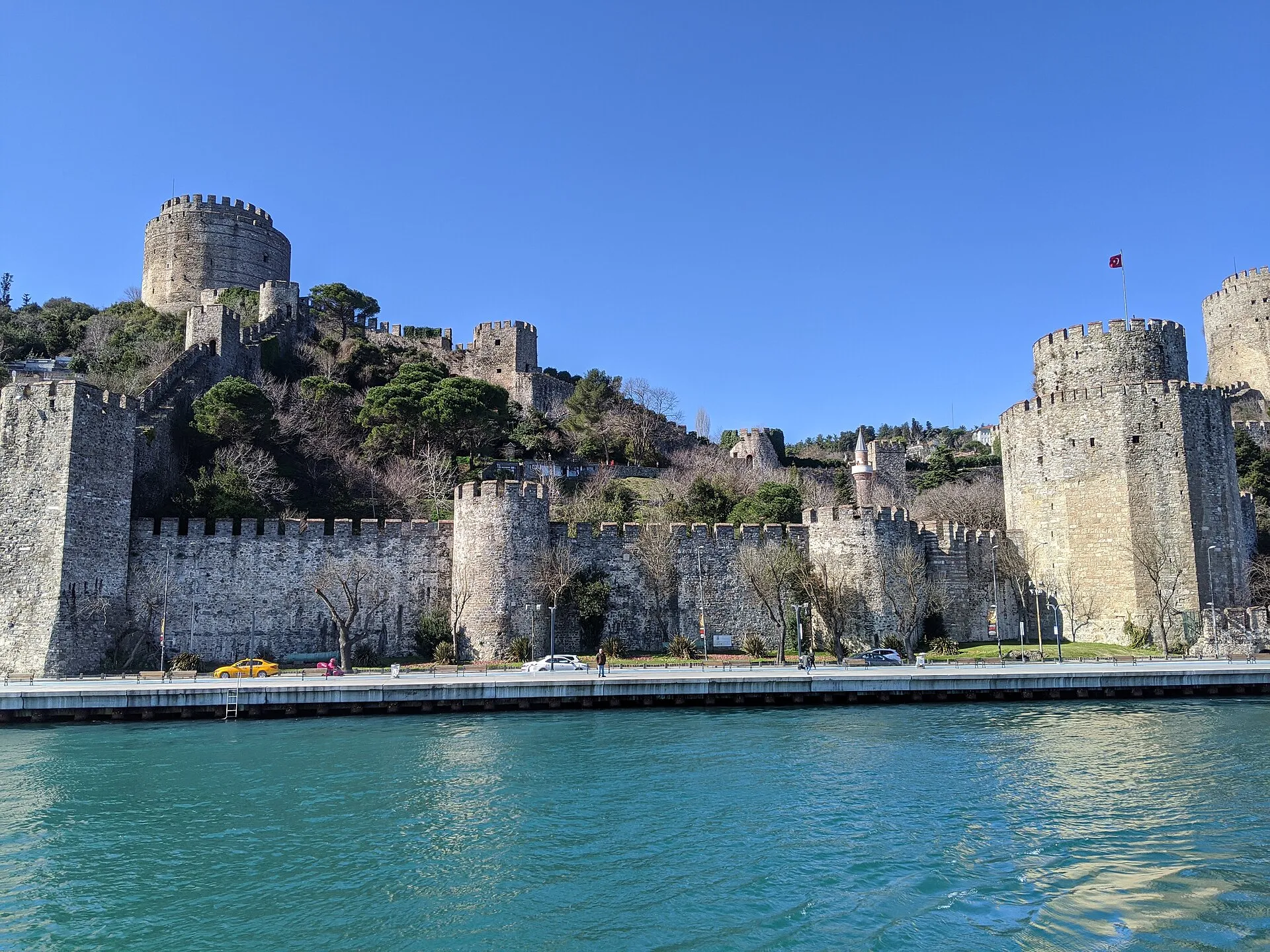 Die Festung Rumeli Hisarı am europäischen Bosporusufer, aufgenommen von einem Boot aus